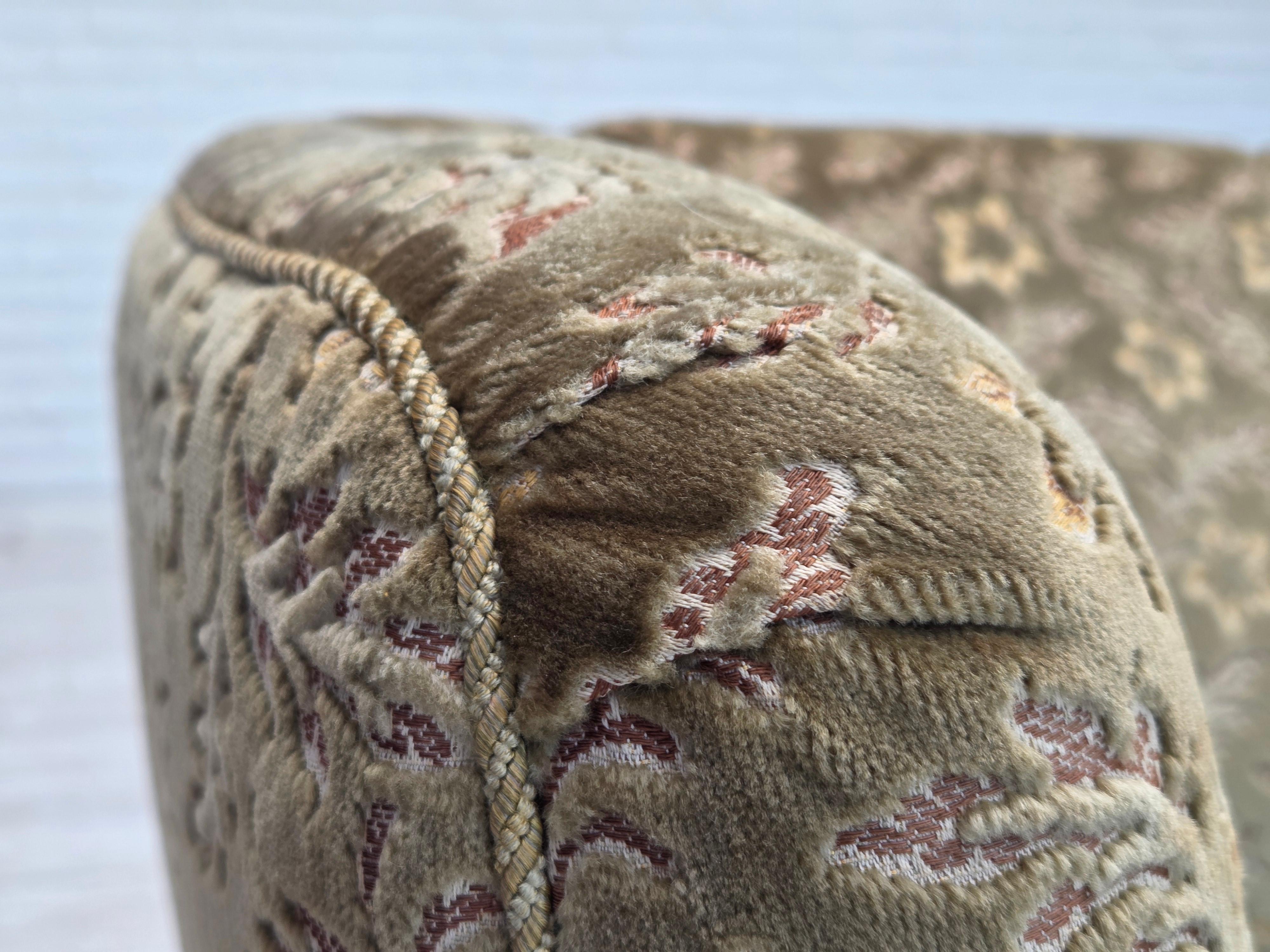 1960er Jahre, dänisches 3-Sitzer-Rundsofa, grüner Möbelvelours, Beine aus Buchenholz. im Zustand „Gut“ im Angebot in Tarm, 82