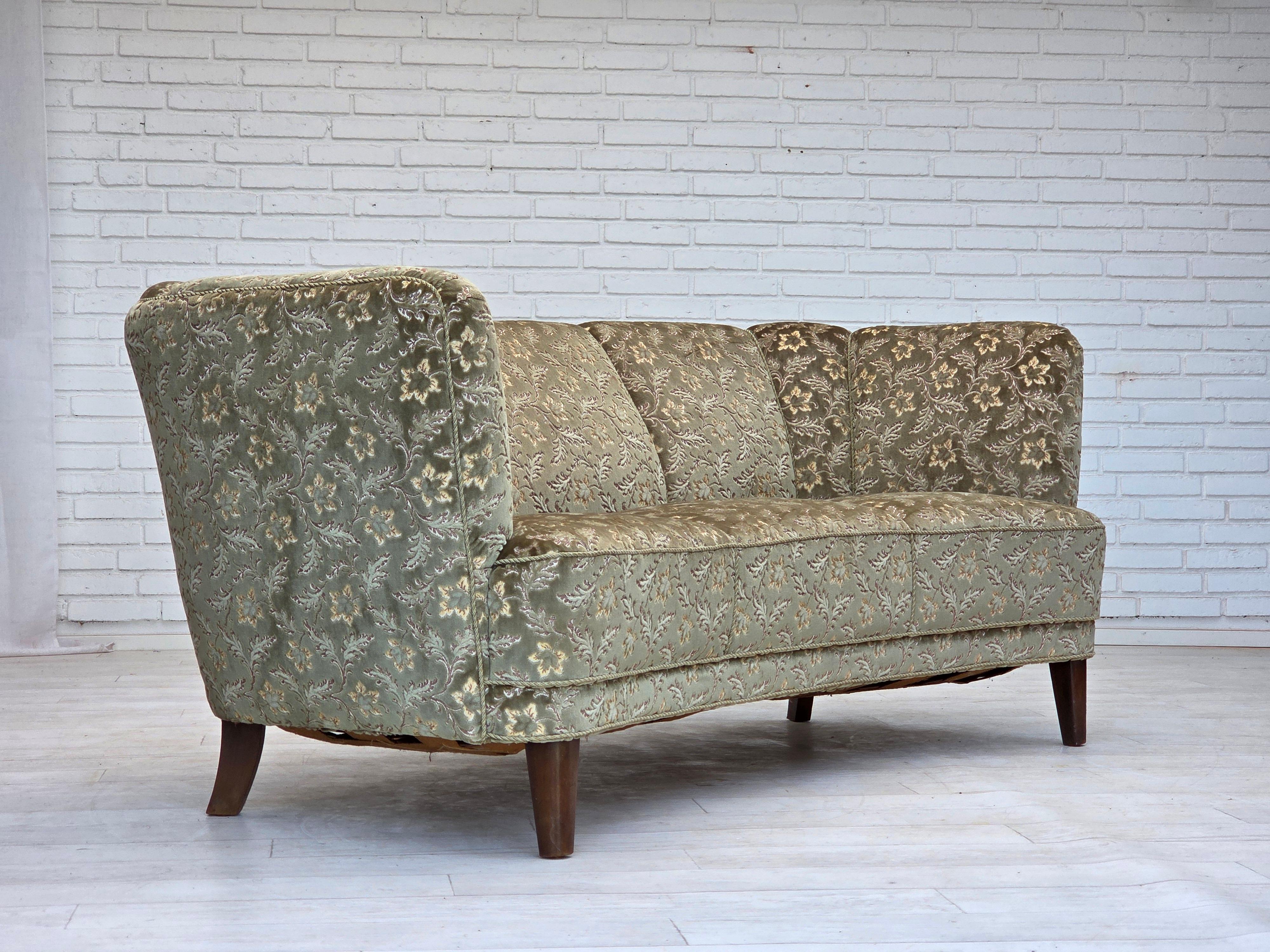 1960er Jahre, dänisches 3-Sitzer-Rundsofa, grüner Möbelvelours, Beine aus Buchenholz. (Mitte des 20. Jahrhunderts) im Angebot