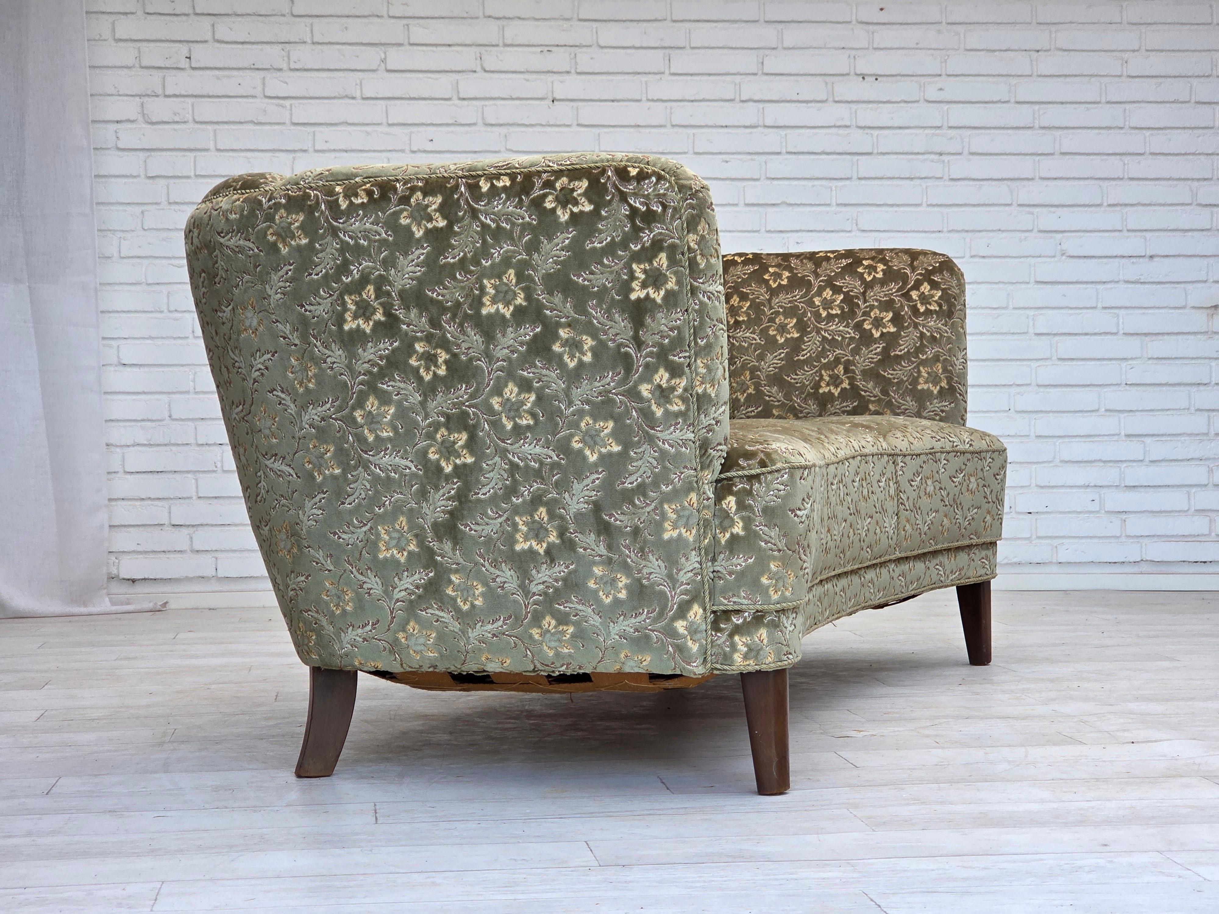 1960er Jahre, dänisches 3-Sitzer-Rundsofa, grüner Möbelvelours, Beine aus Buchenholz. (Samt) im Angebot