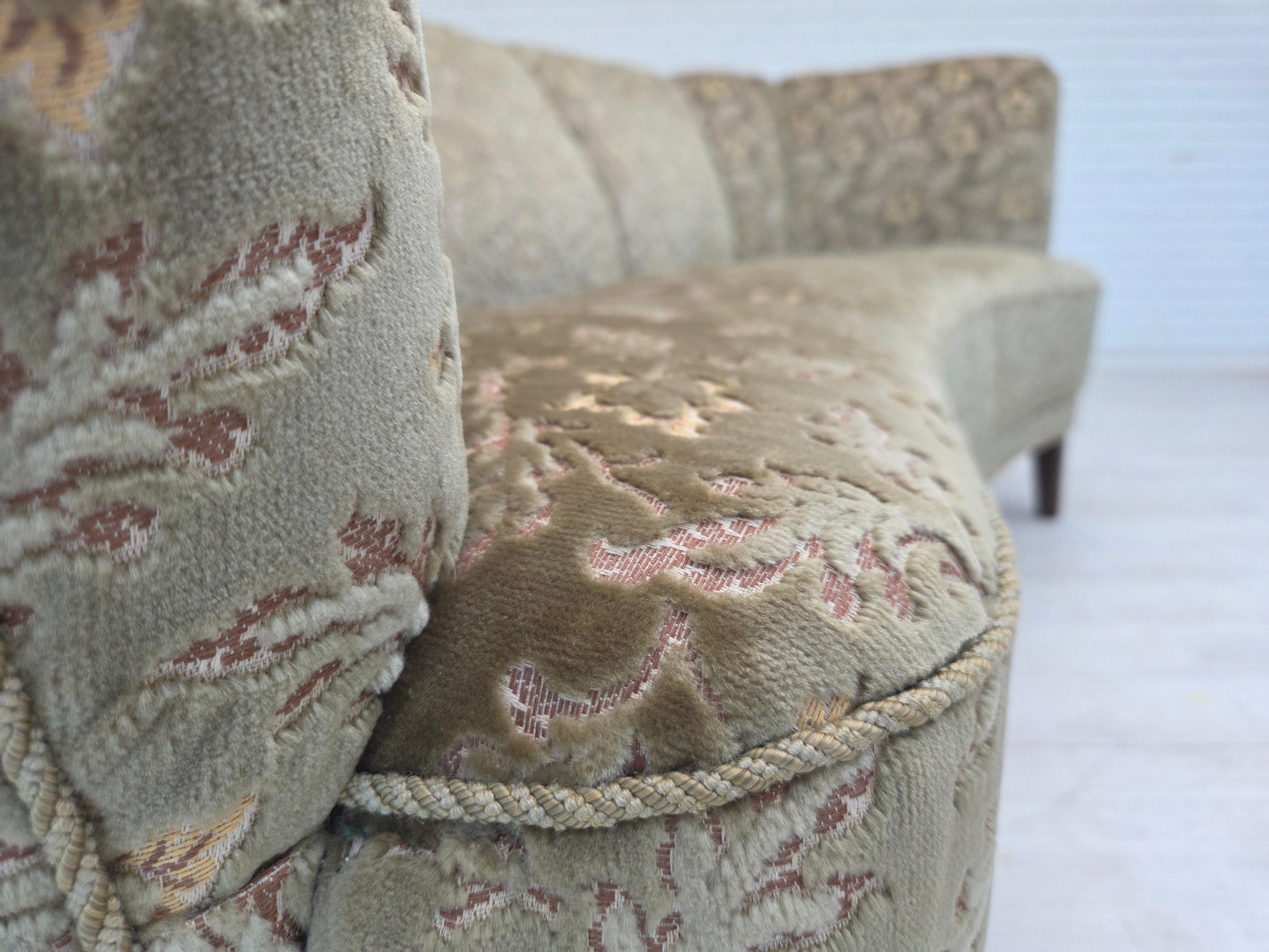 1960er Jahre, dänisches 3-Sitzer-Rundsofa, grüner Möbelvelours, Beine aus Buchenholz. im Angebot 1