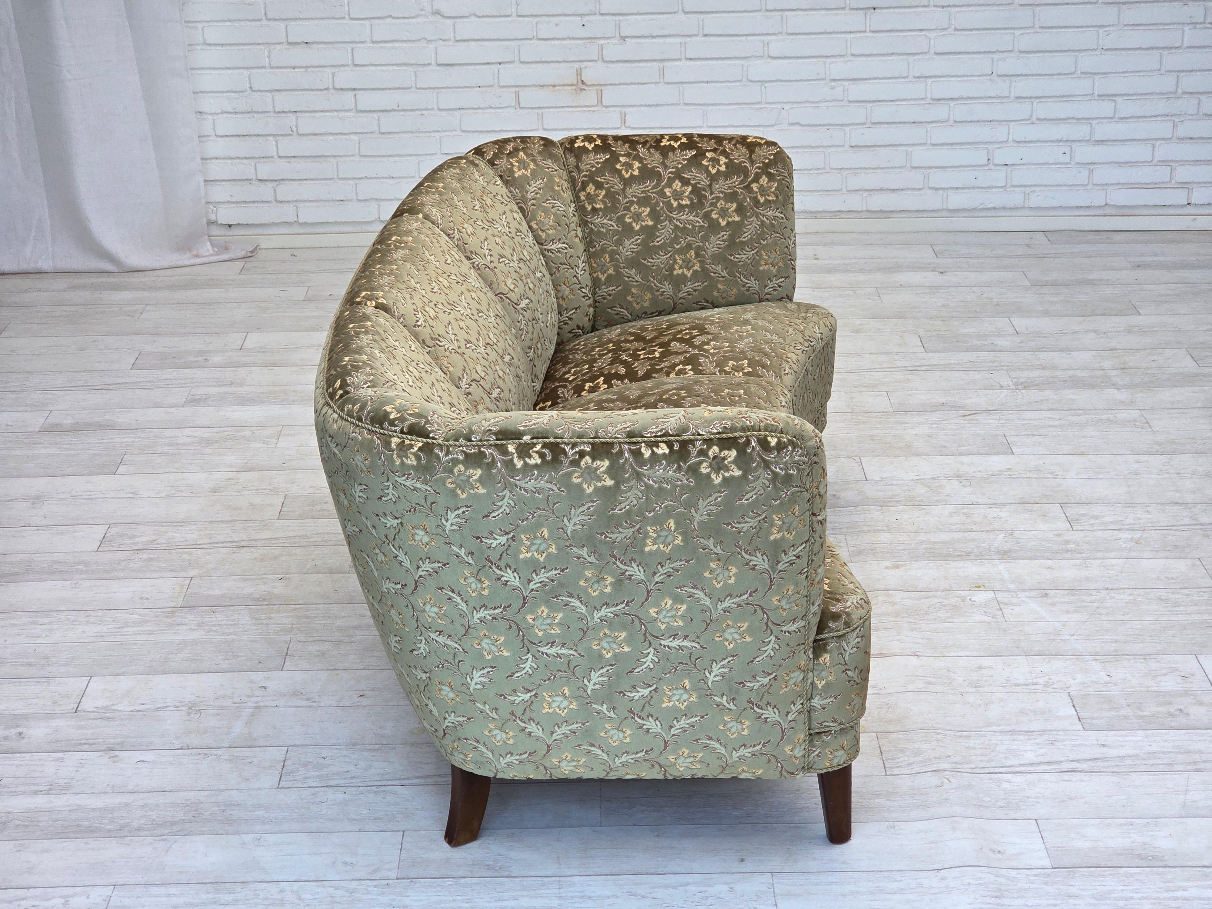 1960er Jahre, dänisches 3-Sitzer-Rundsofa, grüner Möbelvelours, Beine aus Buchenholz. im Angebot 2