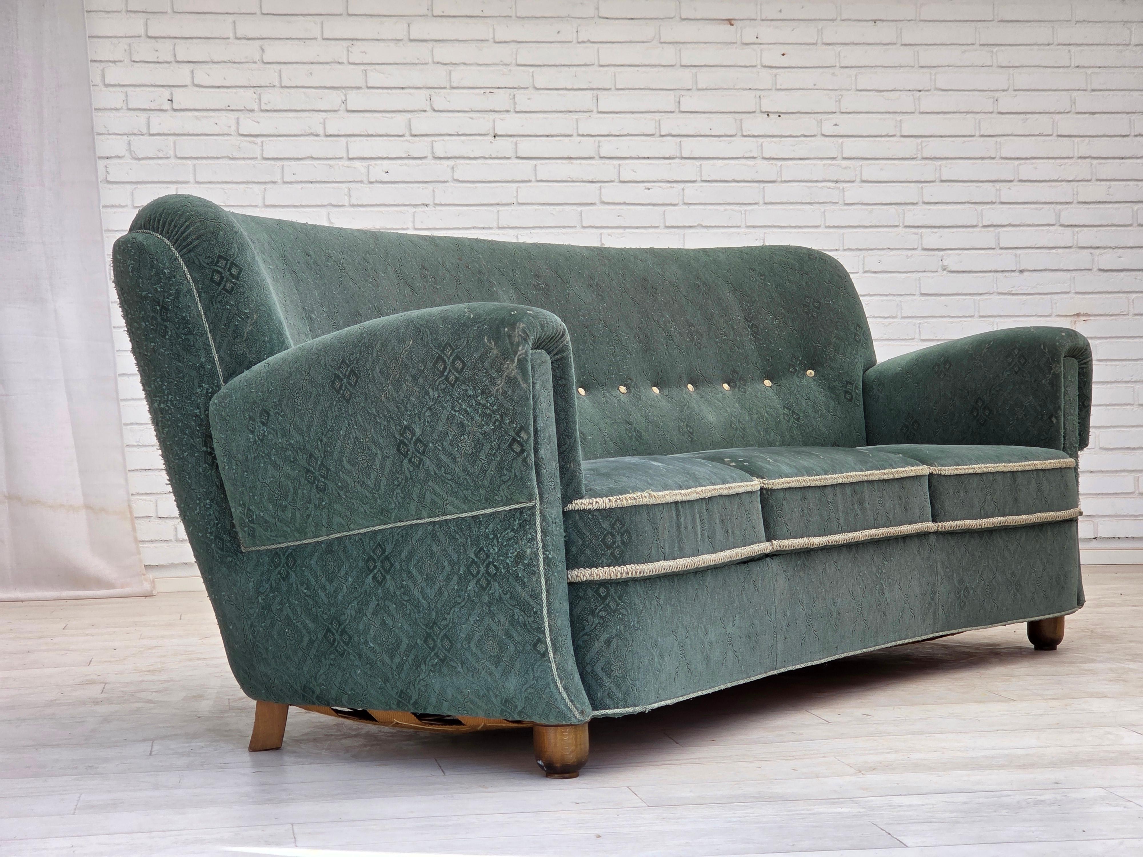 1960, canapé danois 3 places incurvé. Tissu d'ameublement original vert clair, ressorts en laiton dans l'assise, pieds en hêtre. Bon état d'origine : pas d'odeurs, pas de taches et construction stable. Fabriqué par un fabricant de meubles danois