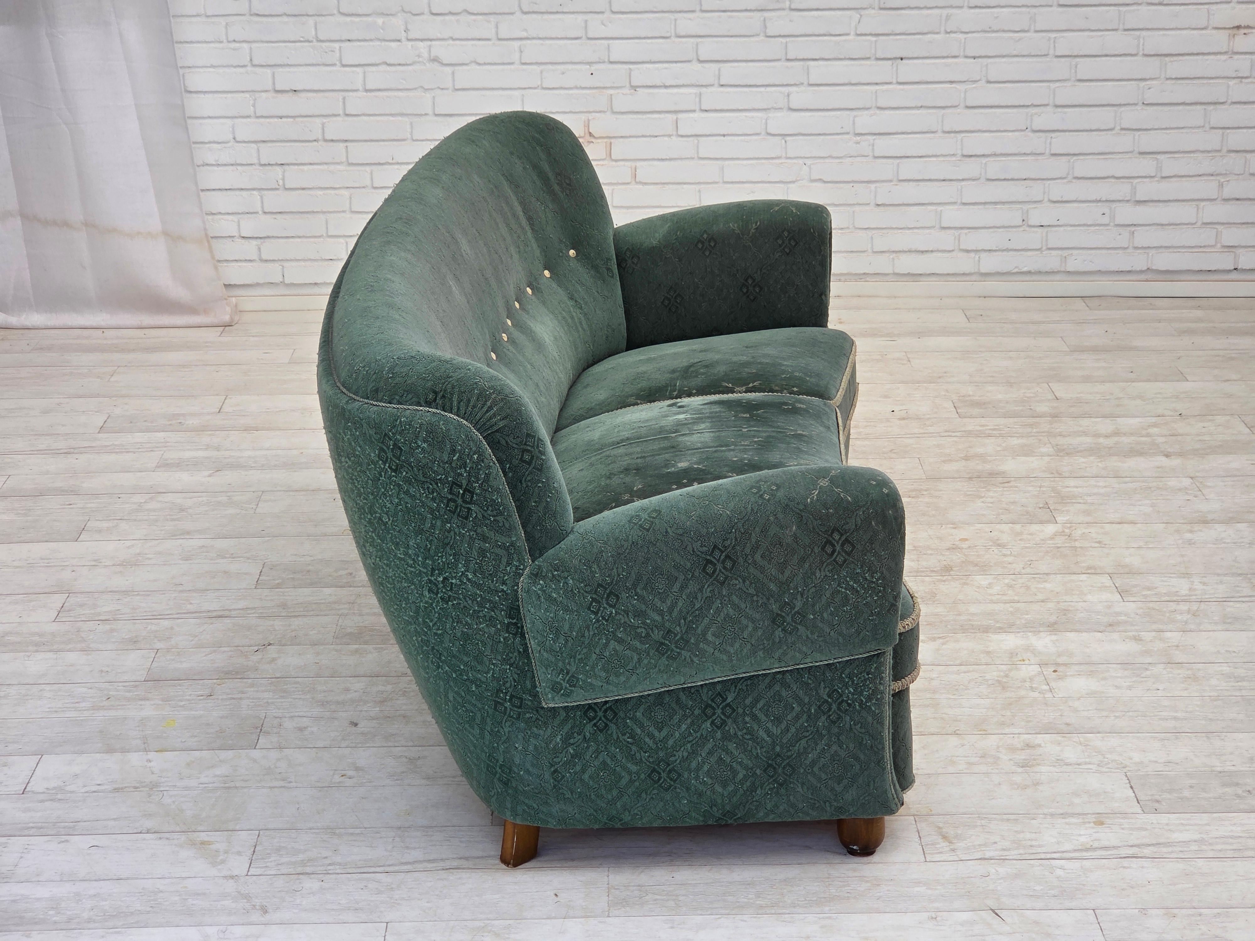 Scandinave moderne 1960, canapé danois 3 places incurvé, tissu d'ameublement vert clair. en vente