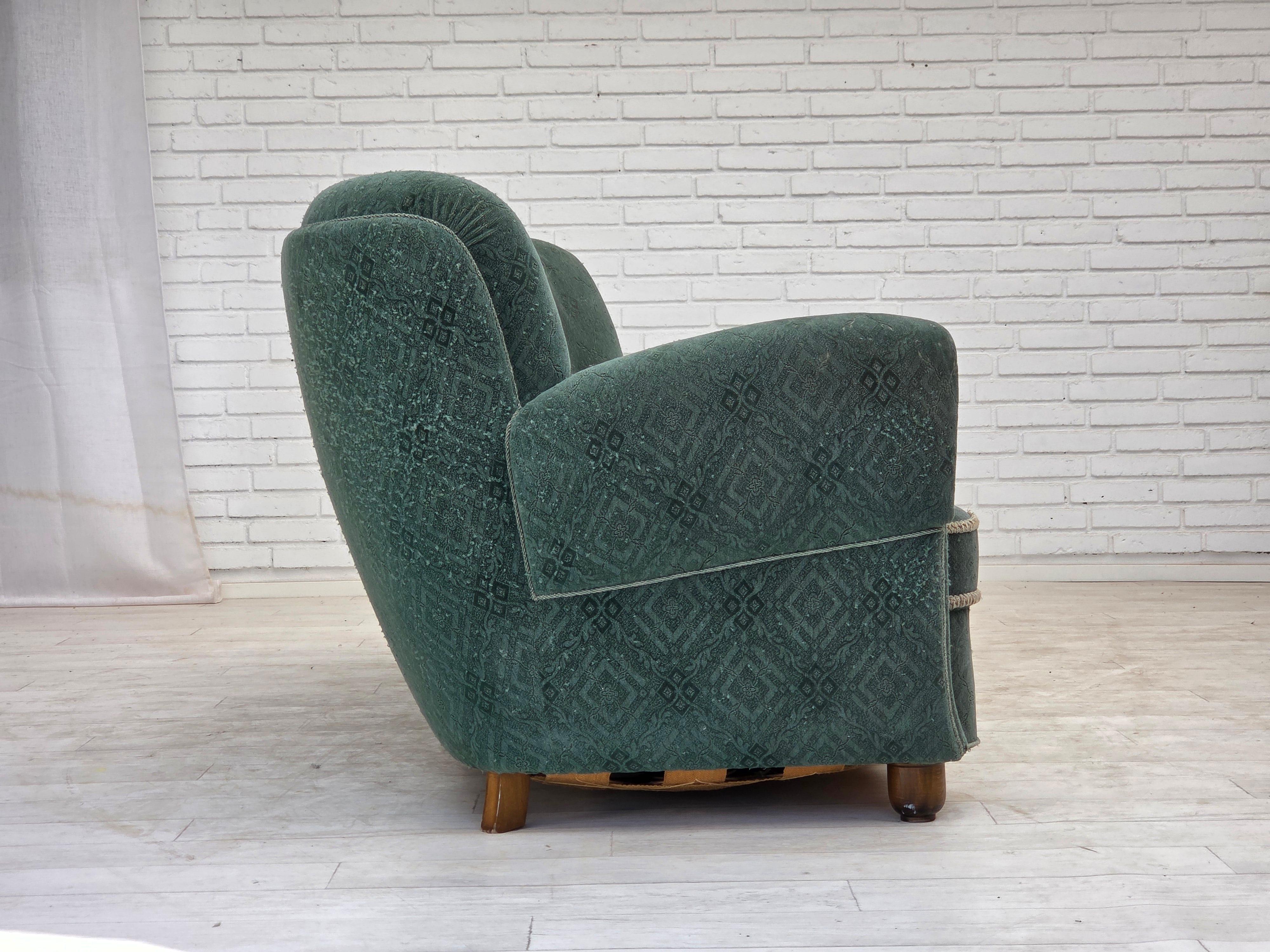 Danois 1960, canapé danois 3 places incurvé, tissu d'ameublement vert clair. en vente