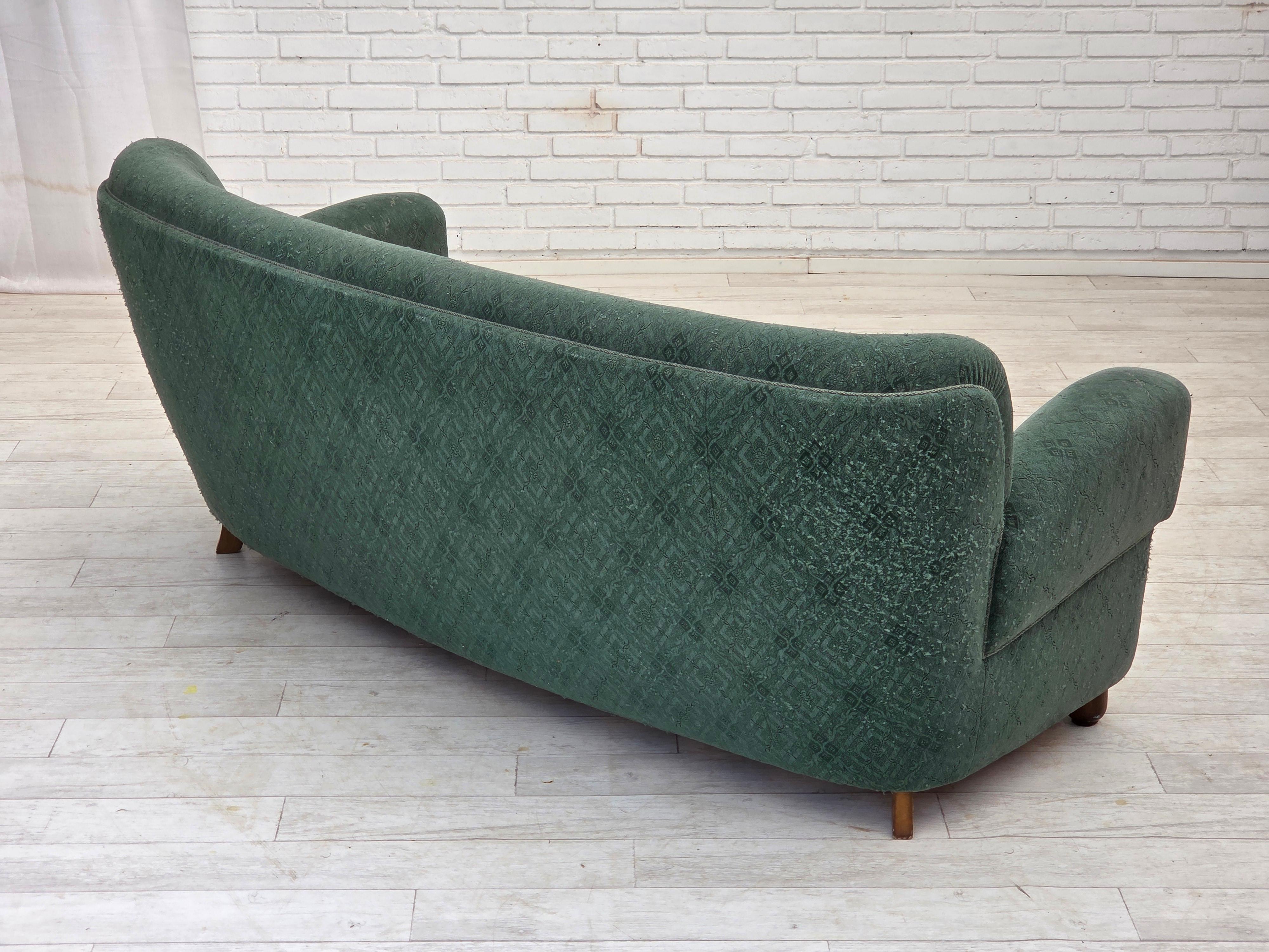 1960, canapé danois 3 places incurvé, tissu d'ameublement vert clair. Bon état - En vente à Tarm, 82
