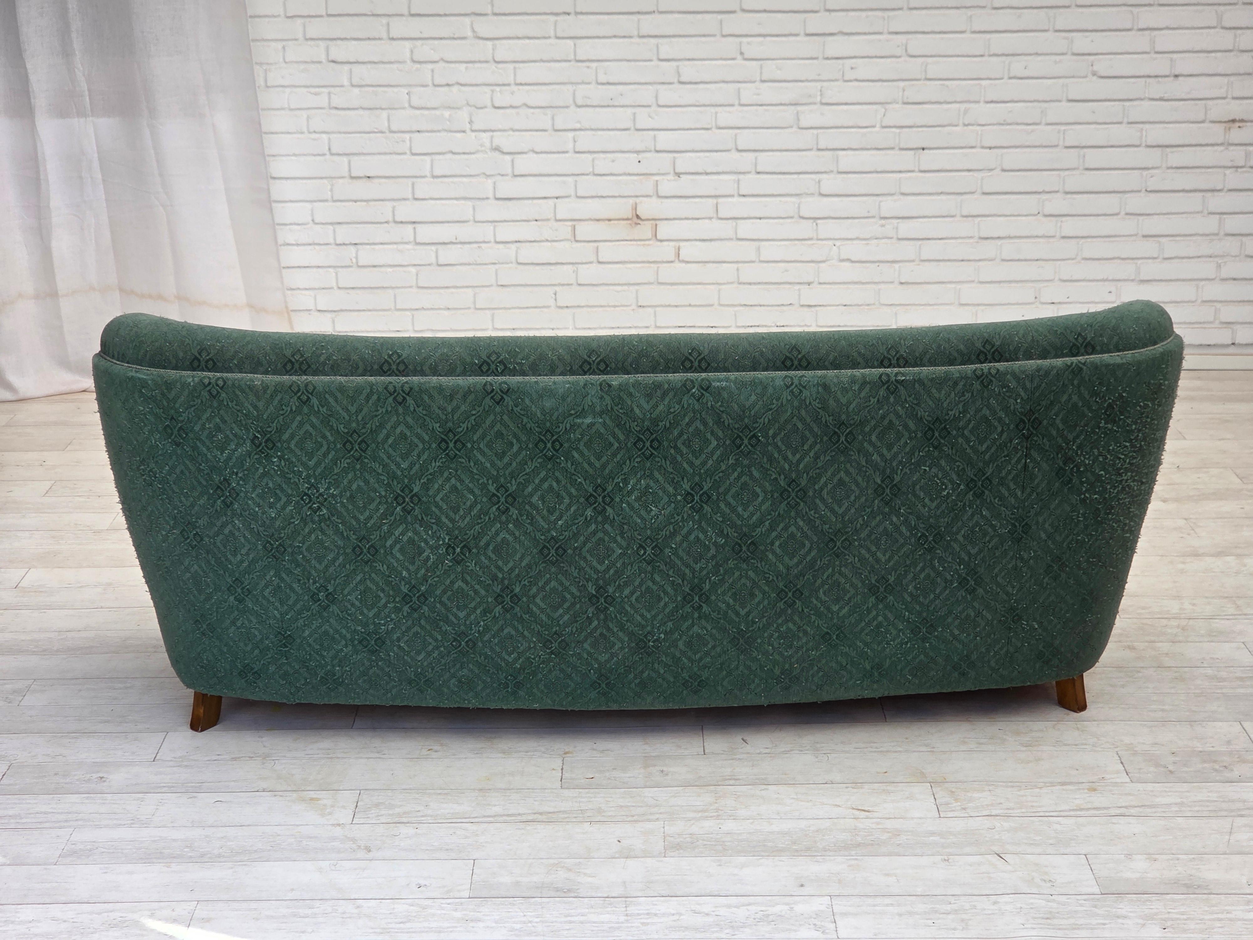 Milieu du XXe siècle 1960, canapé danois 3 places incurvé, tissu d'ameublement vert clair. en vente
