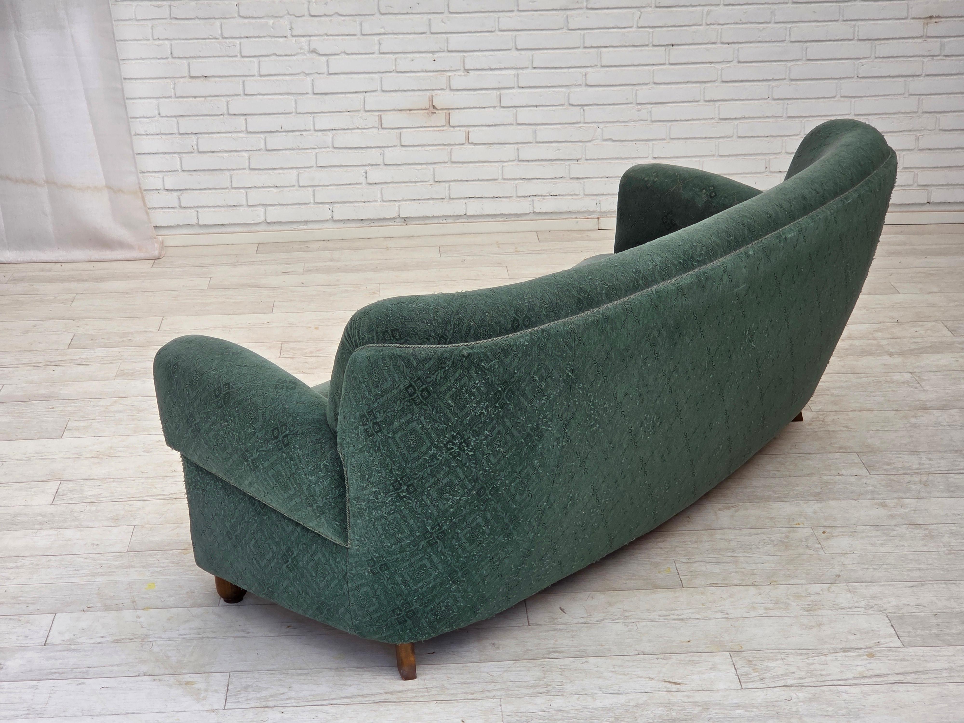 Laine 1960, canapé danois 3 places incurvé, tissu d'ameublement vert clair. en vente
