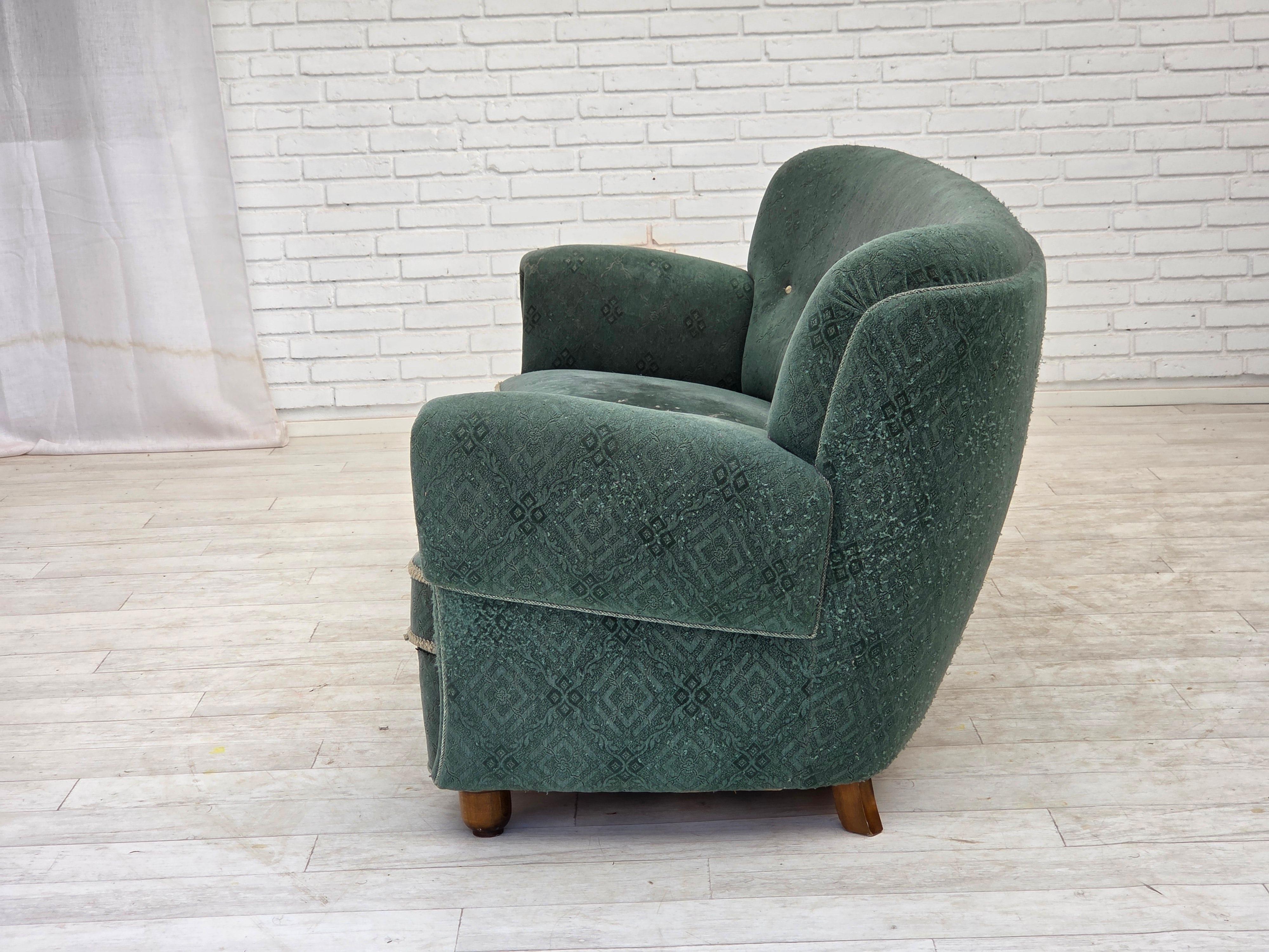 1960, canapé danois 3 places incurvé, tissu d'ameublement vert clair. en vente 1