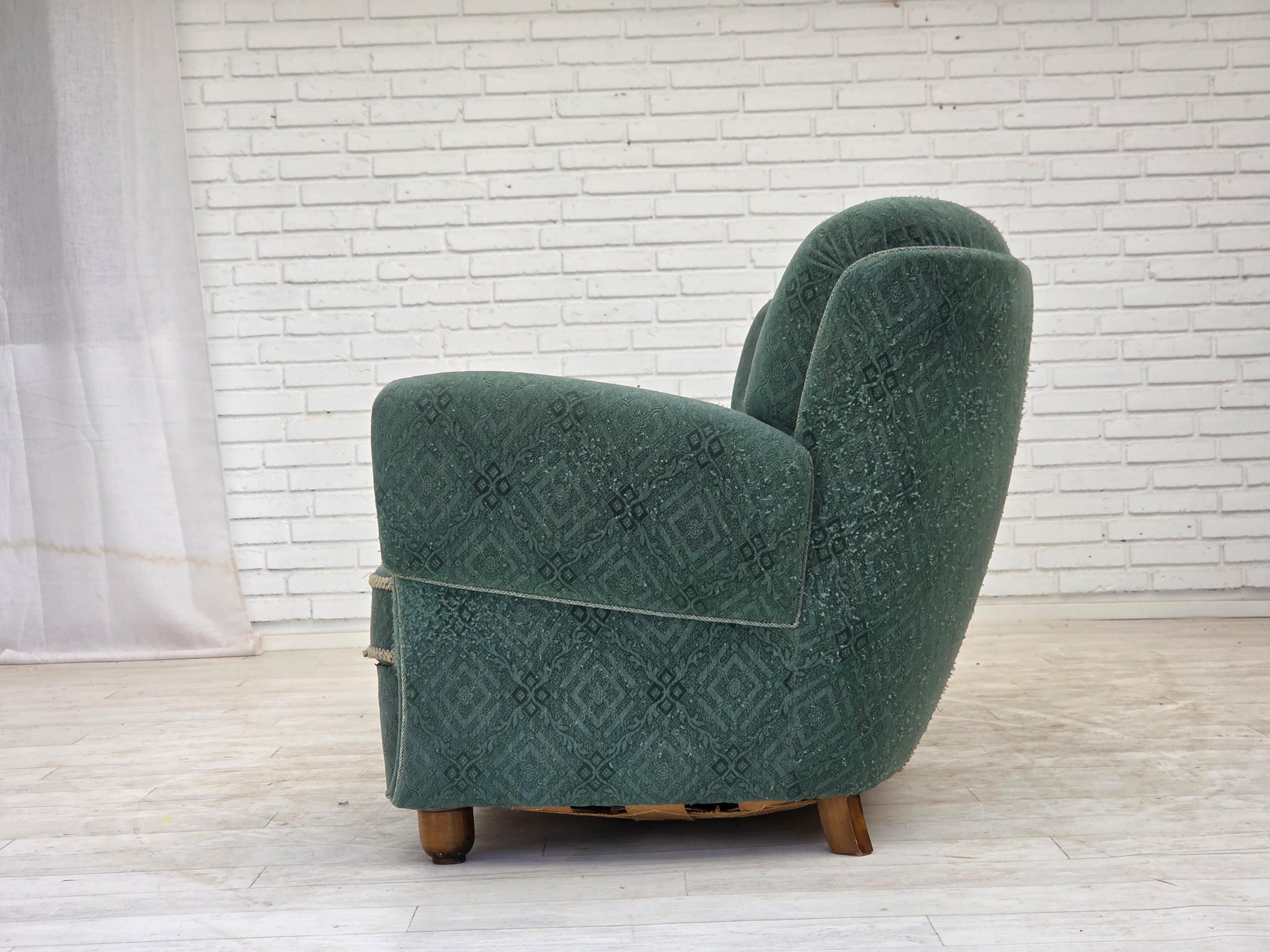 1960, canapé danois 3 places incurvé, tissu d'ameublement vert clair. en vente 2