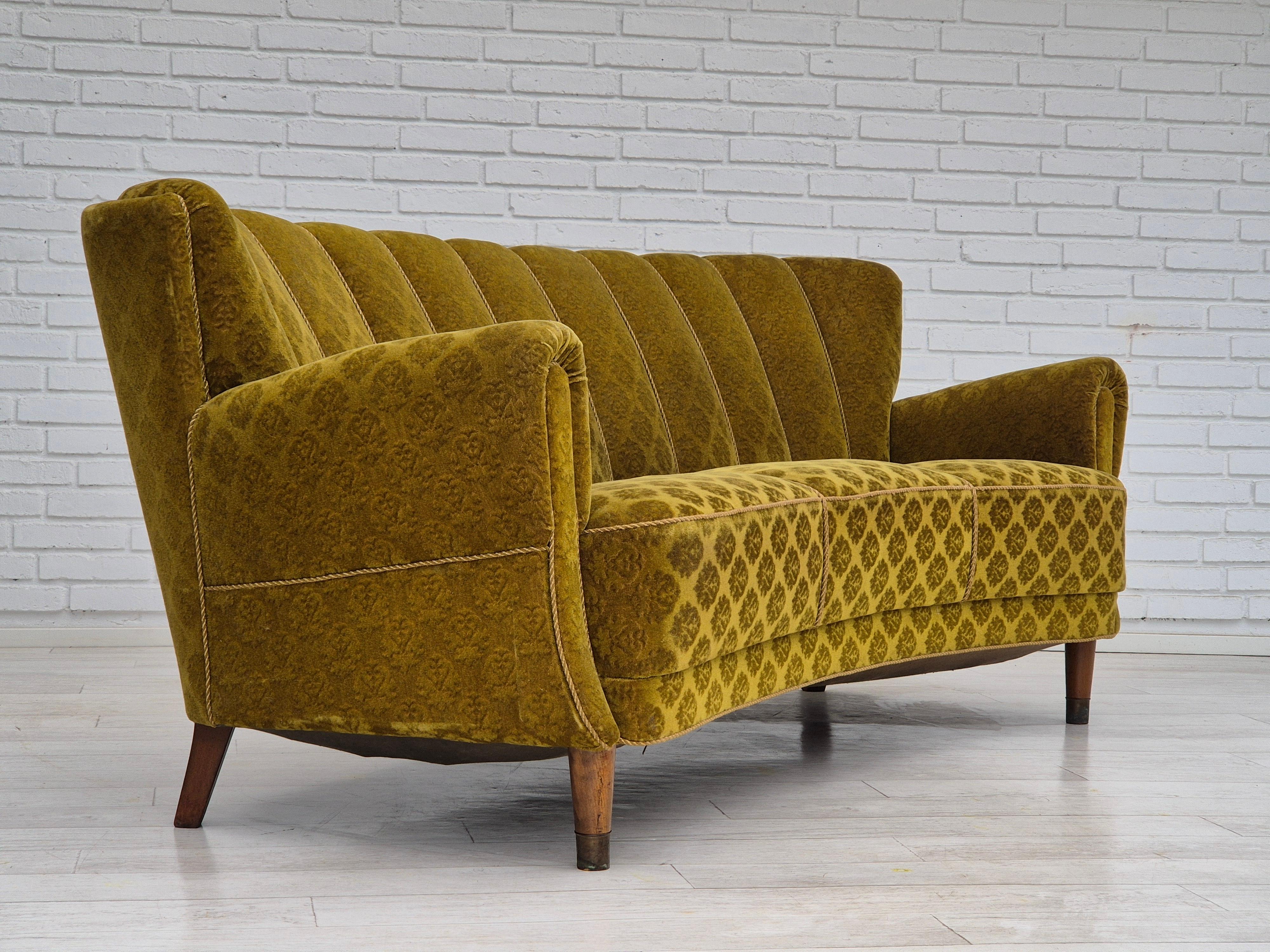 Scandinave moderne Années 1960, canapé courbé danois à 3 places, état d'origine, velours de meuble, hêtre. en vente