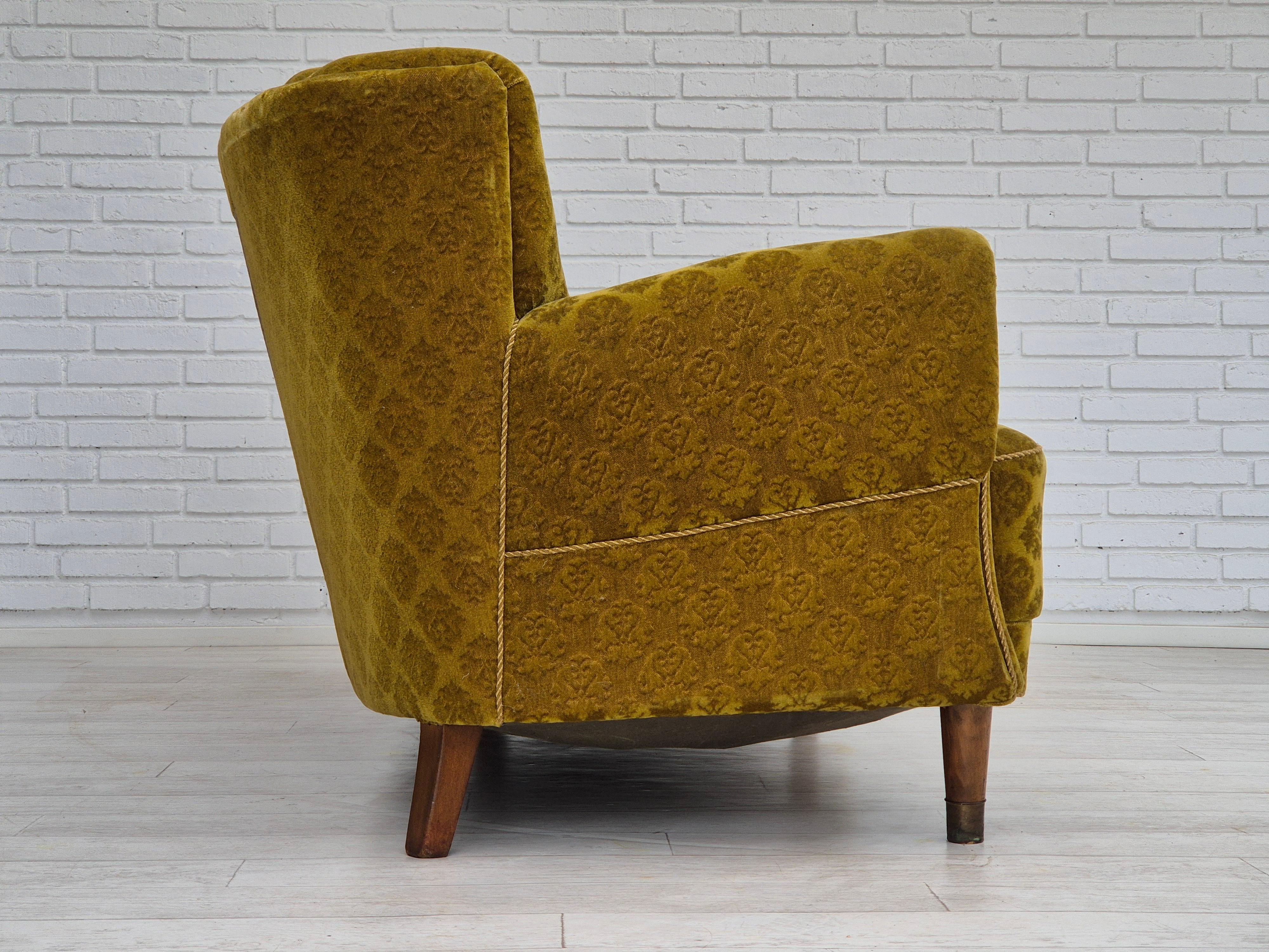 Danois Années 1960, canapé courbé danois à 3 places, état d'origine, velours de meuble, hêtre. en vente