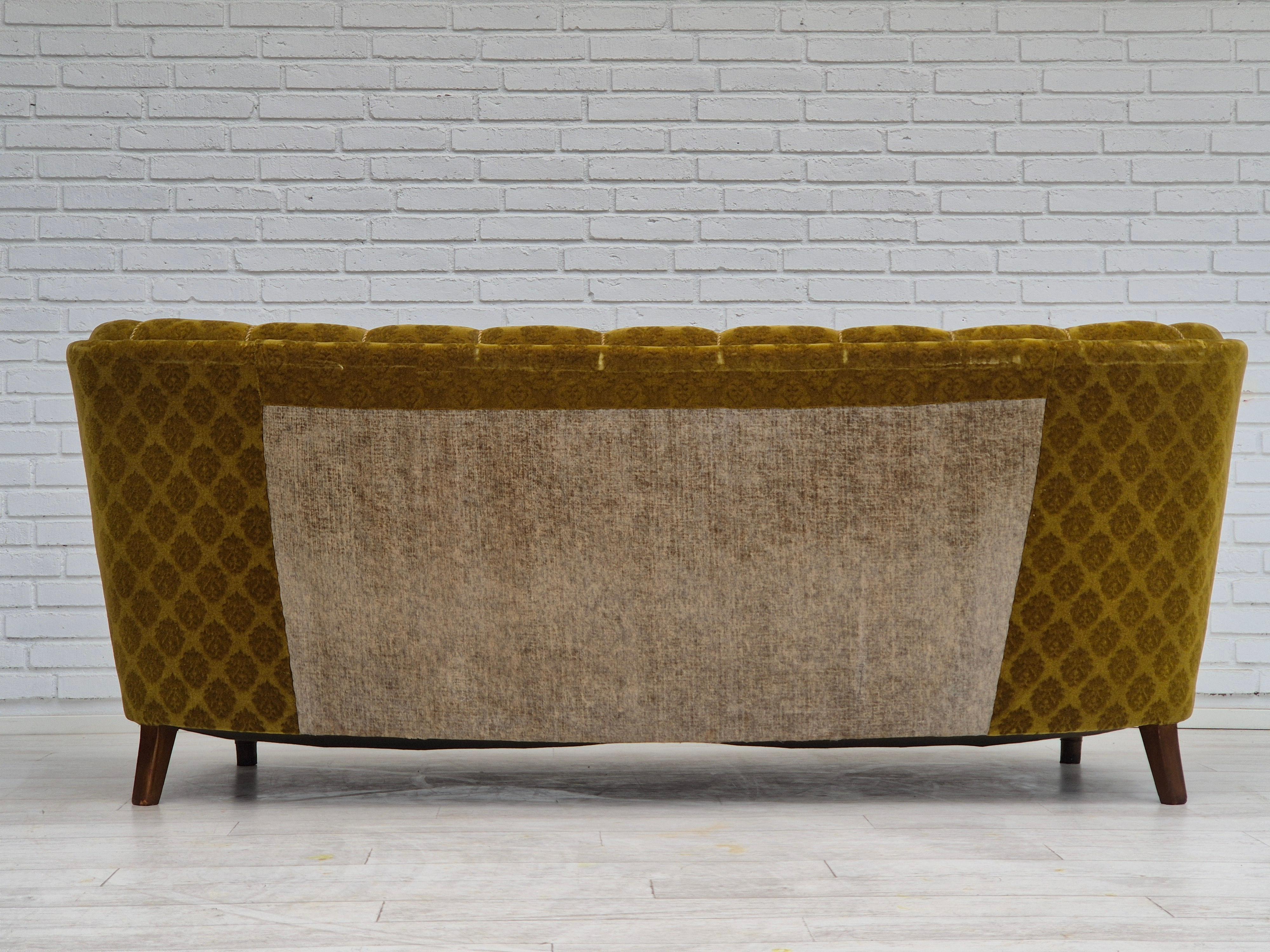 Milieu du XXe siècle Années 1960, canapé courbé danois à 3 places, état d'origine, velours de meuble, hêtre. en vente