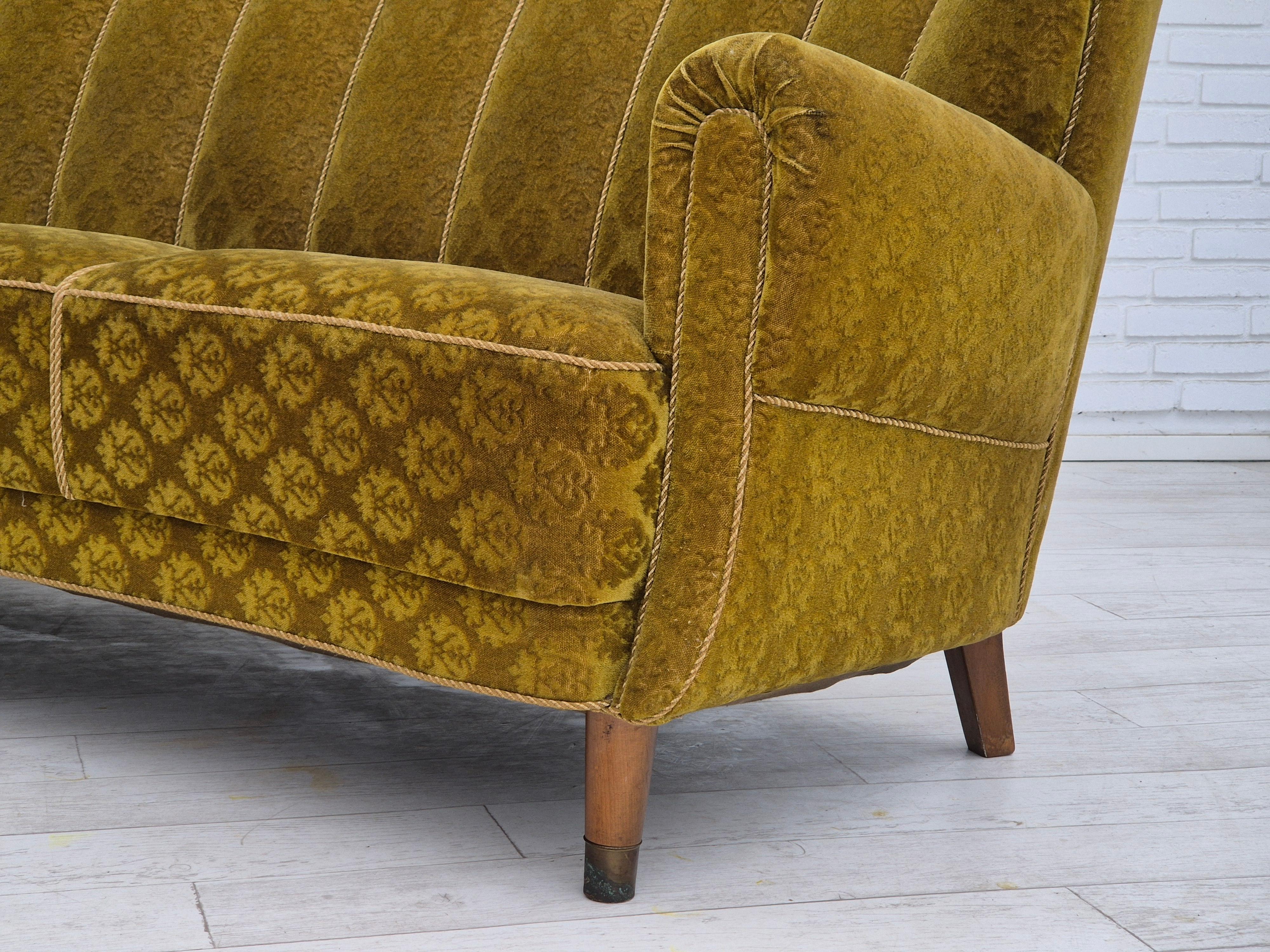 Années 1960, canapé courbé danois à 3 places, état d'origine, velours de meuble, hêtre. en vente 1