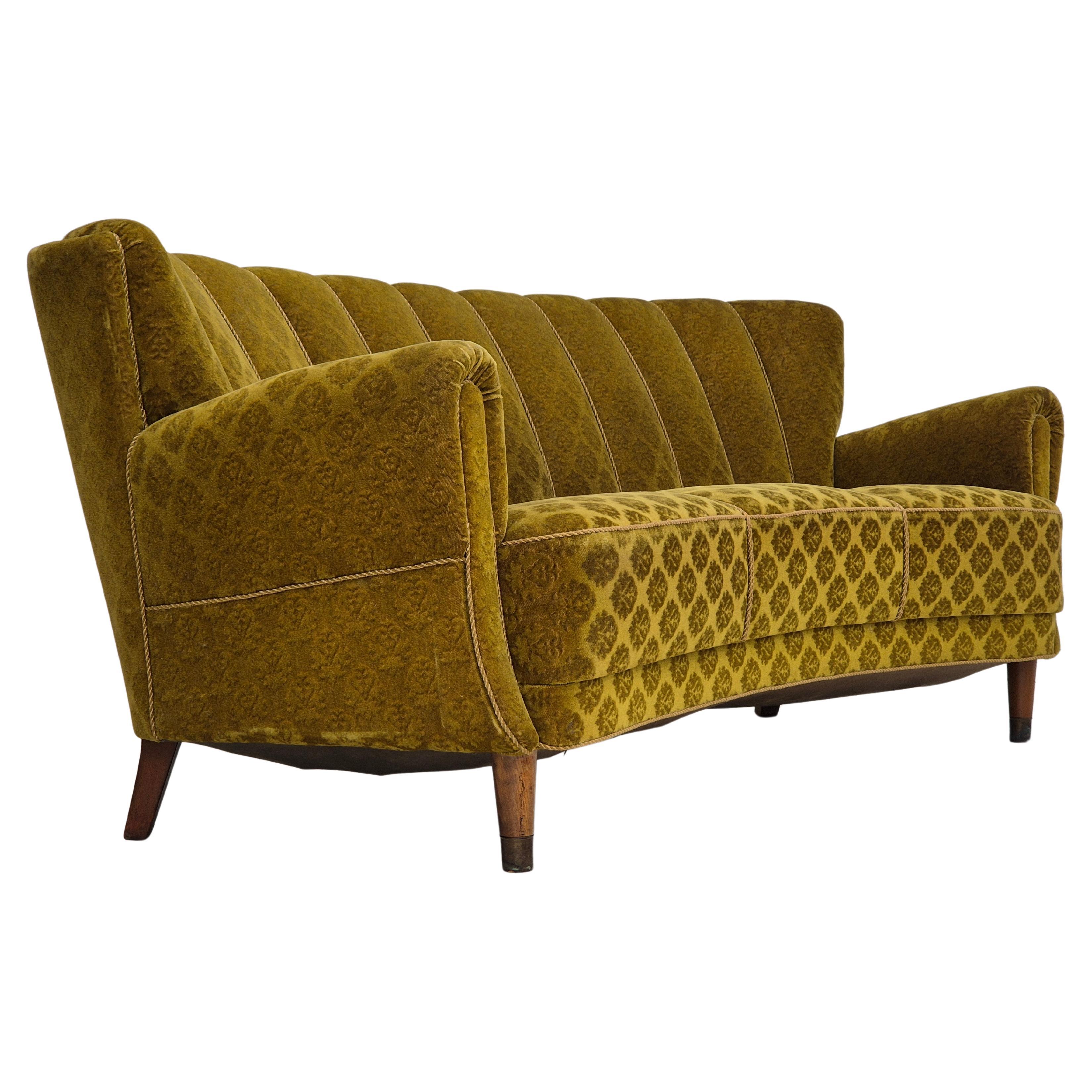 Années 1960, canapé courbé danois à 3 places, état d'origine, velours de meuble, hêtre.