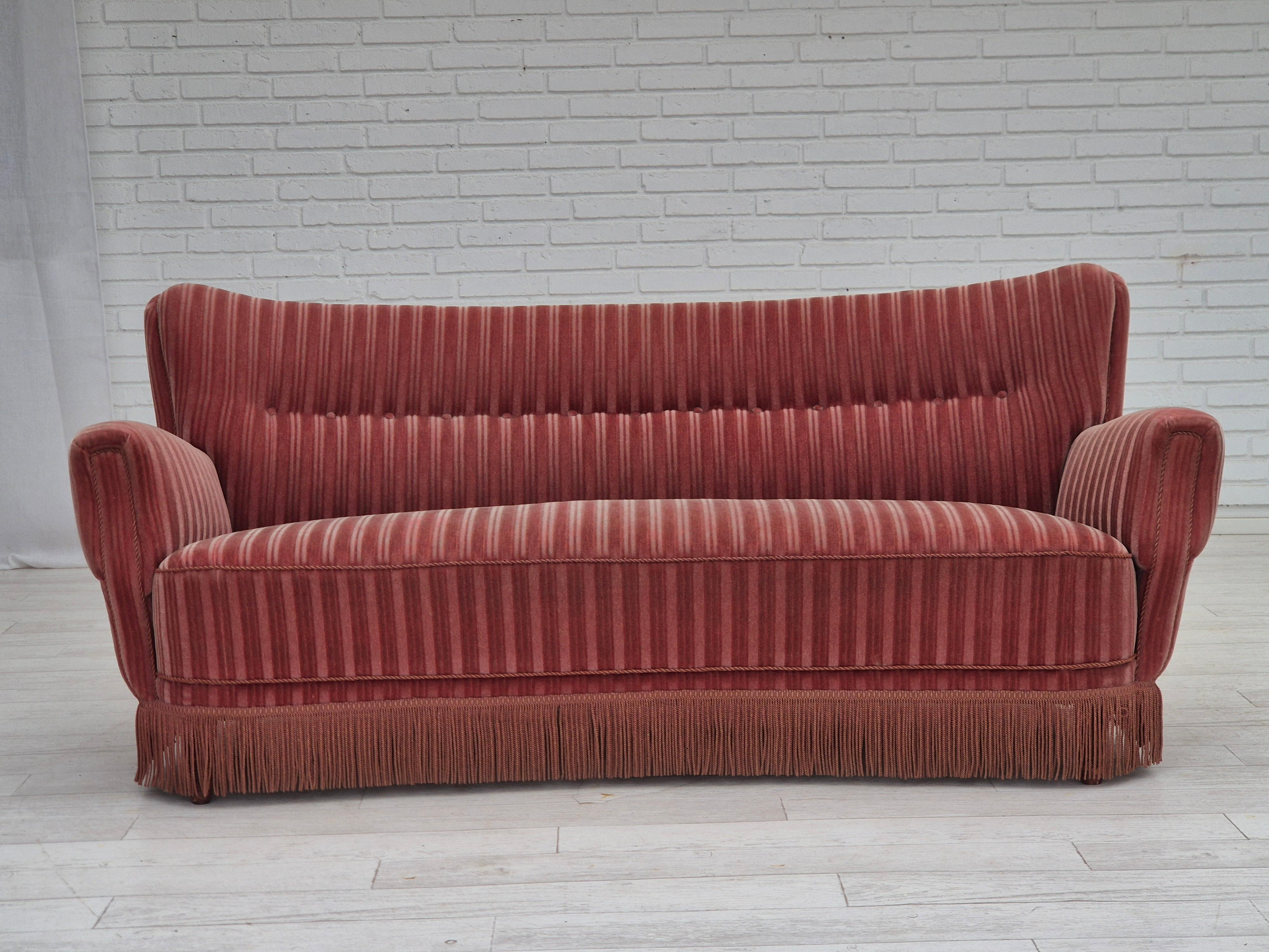 Divano danese a 3 posti curvo degli anni '60. Velluto da arredamento rosa-salmone, molle in ottone nella seduta, gambe in legno di faggio. Condizioni originali molto buone: nessun odore, nessuna macchia e struttura stabile. Cinture nuove sotto il