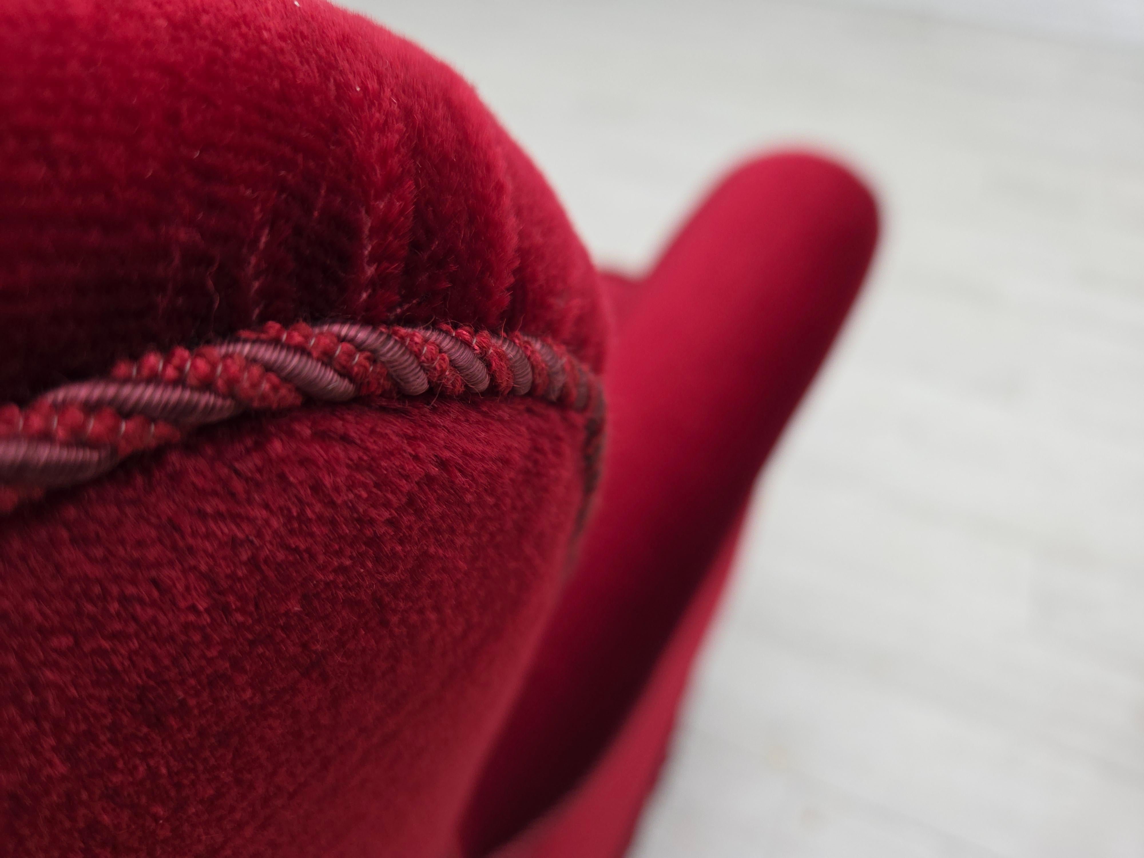 1960s, Danish 3-seater curved sofa, red furniture velour. For Sale 12