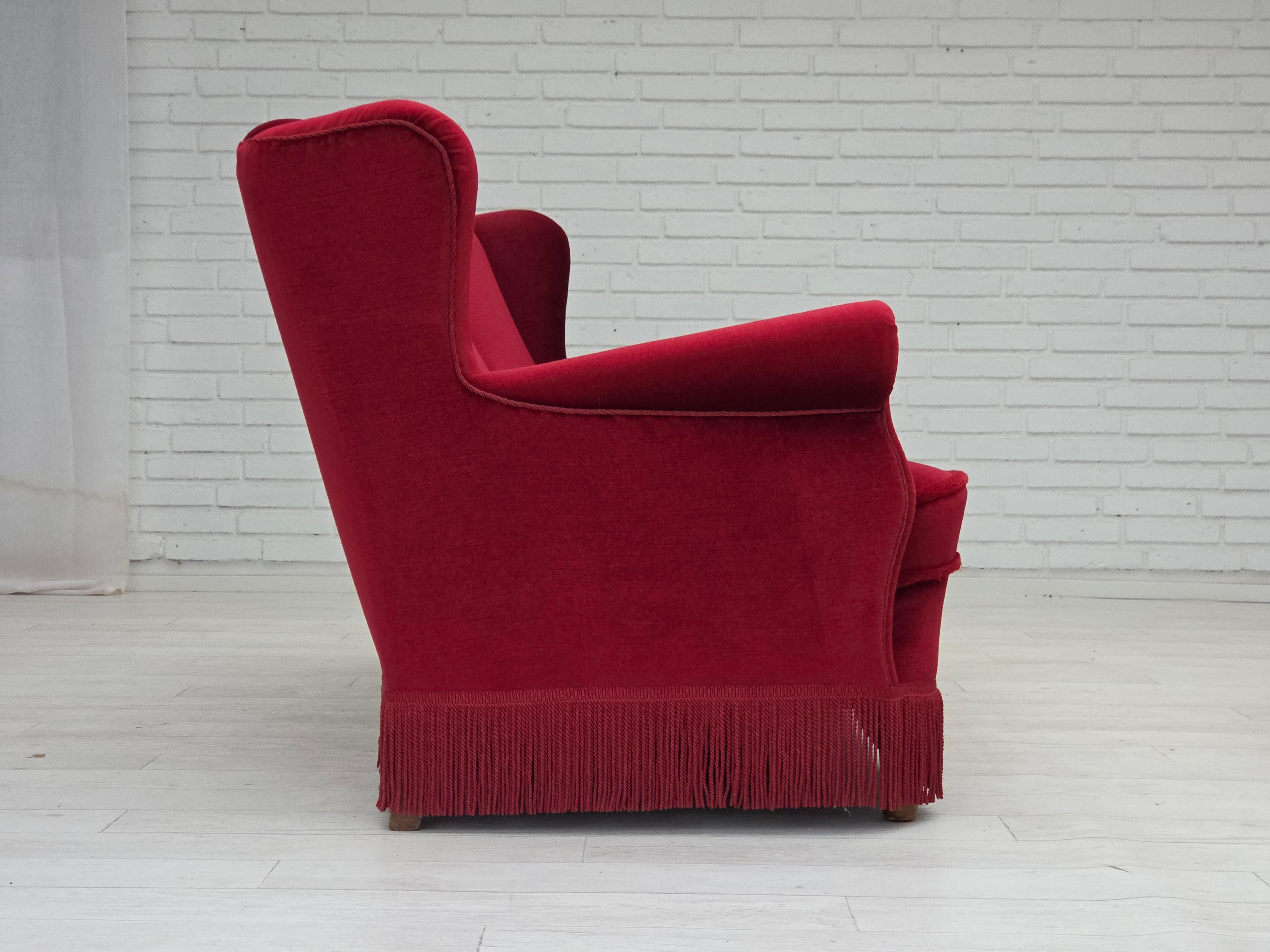 1960s, Danish 3-seater curved sofa, red furniture velour. In Good Condition For Sale In Tarm, 82