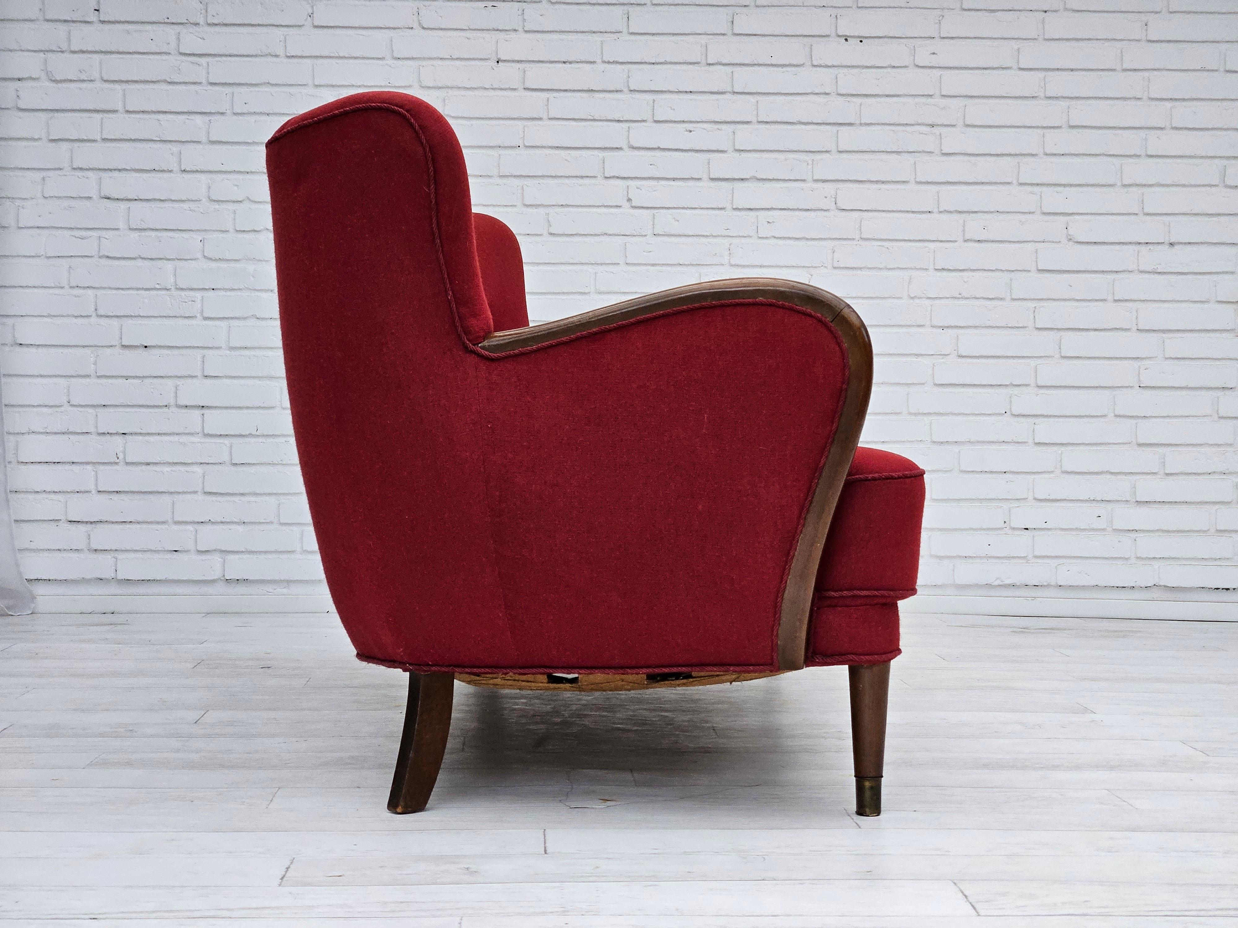 1960s, Danish 3-seater sofa by Alfred Christensen, red furniture wool, original. In Good Condition For Sale In Tarm, 82