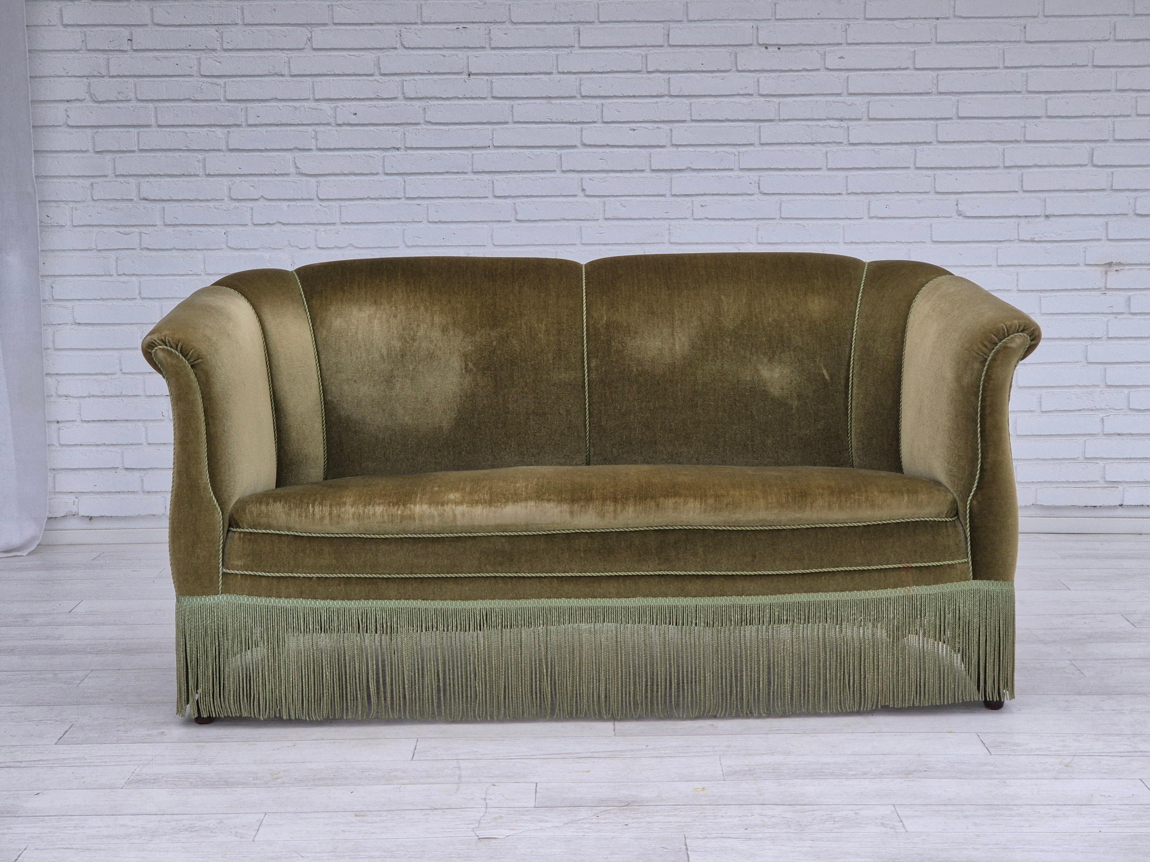 Divano danese a 3 posti degli anni '60. Velluto da arredamento verde, molle in ottone nella seduta, gambe in legno di faggio. Il divano è stato tappezzato circa 15 anni fa da un artigiano. Buone condizioni: nessun odore, nessuna macchia e struttura