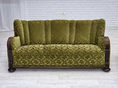 1960er Jahre, dänisches 3-Sitzer-Sofa, Möbel aus Velours, geschnitztes Eichenholz.