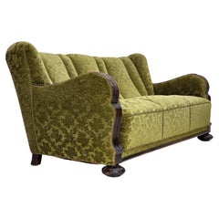 1960er Jahre, dänisches 3-Sitzer-Sofa, Möbel aus Velours, geschnitztes Eichenholz.