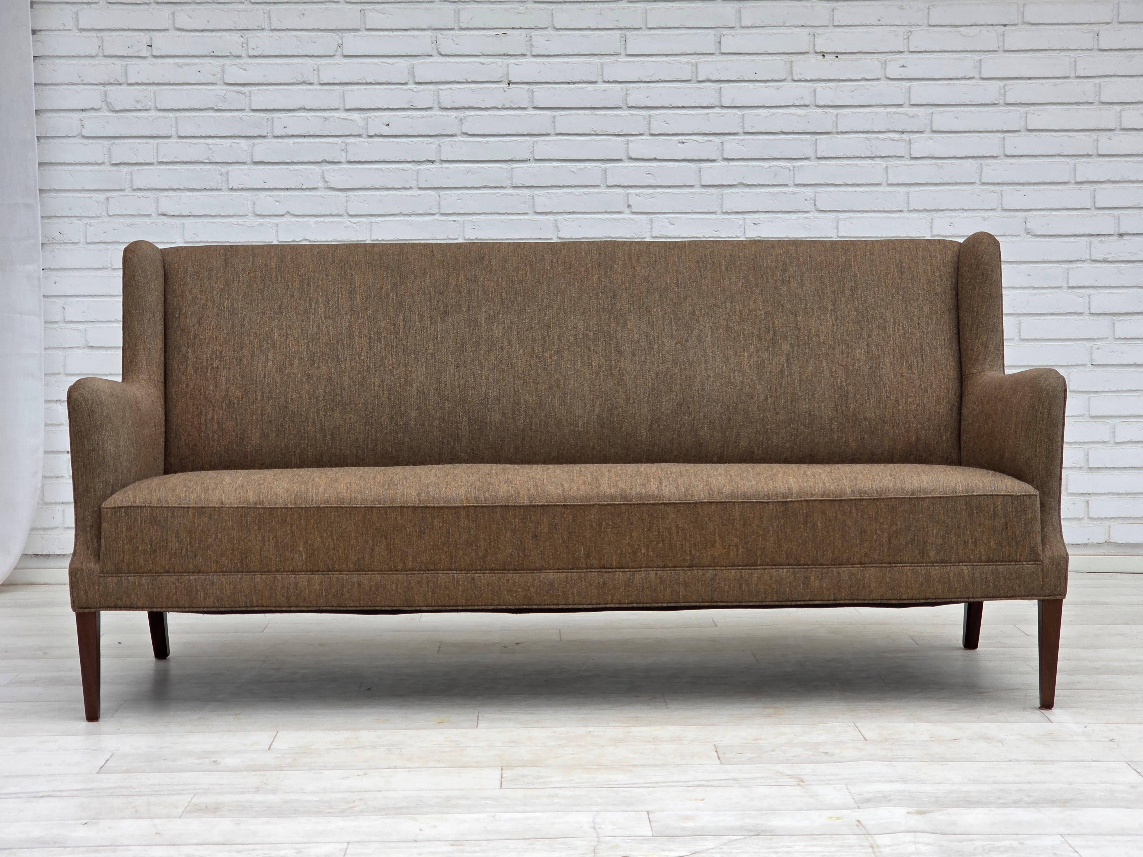 1960, canapé danois 3 places. Meuble en laine, pieds en teck, assise à ressorts. Très bon état d'origine : pas d'odeurs, pas de taches et construction stable. Fabriqué par un fabricant de meubles danois dans les années 1965-70. Design/One vintage