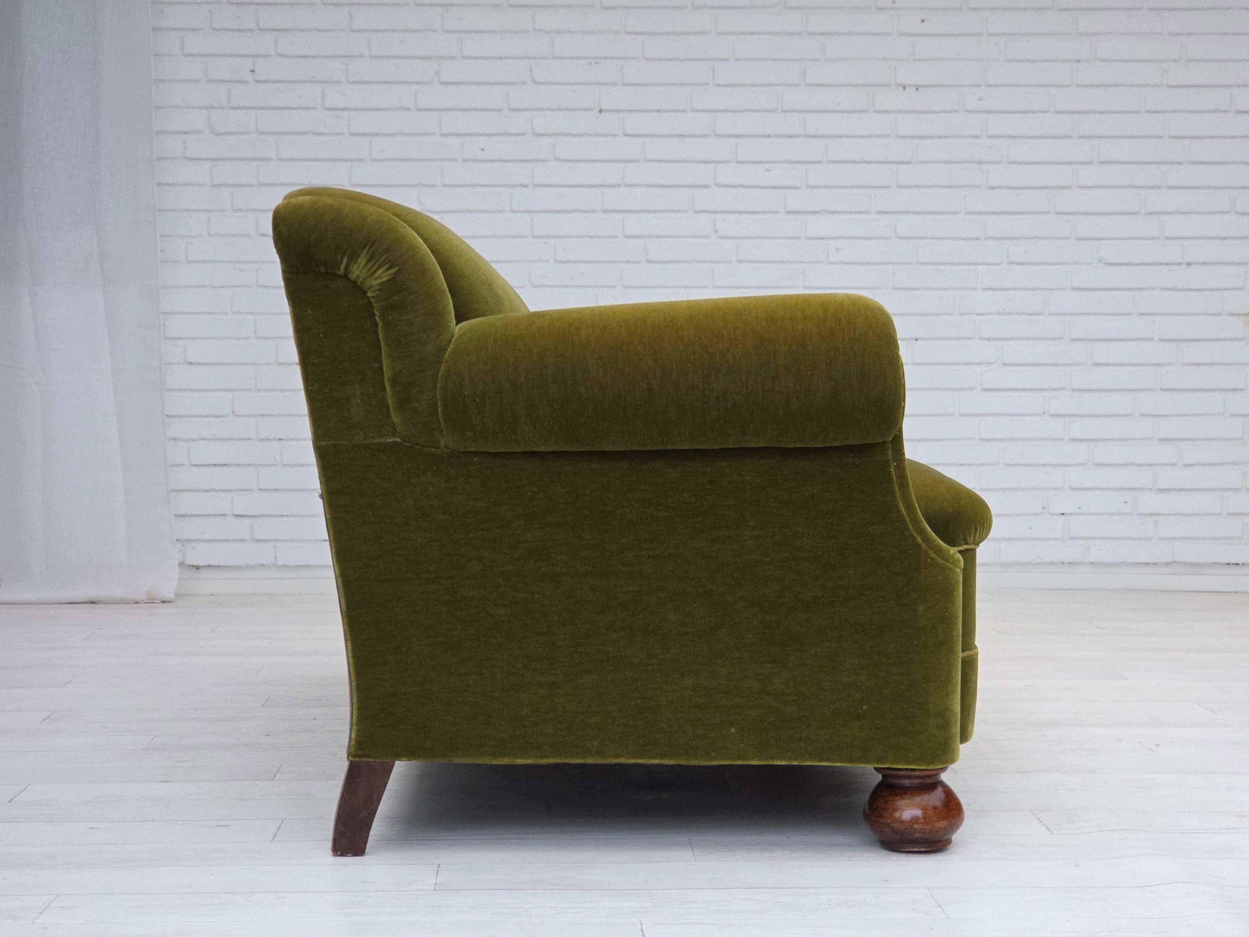 Anni '60, divano danese a 3 posti, velluto verde da arredamento, gambe in legno di faggio. in vendita 3