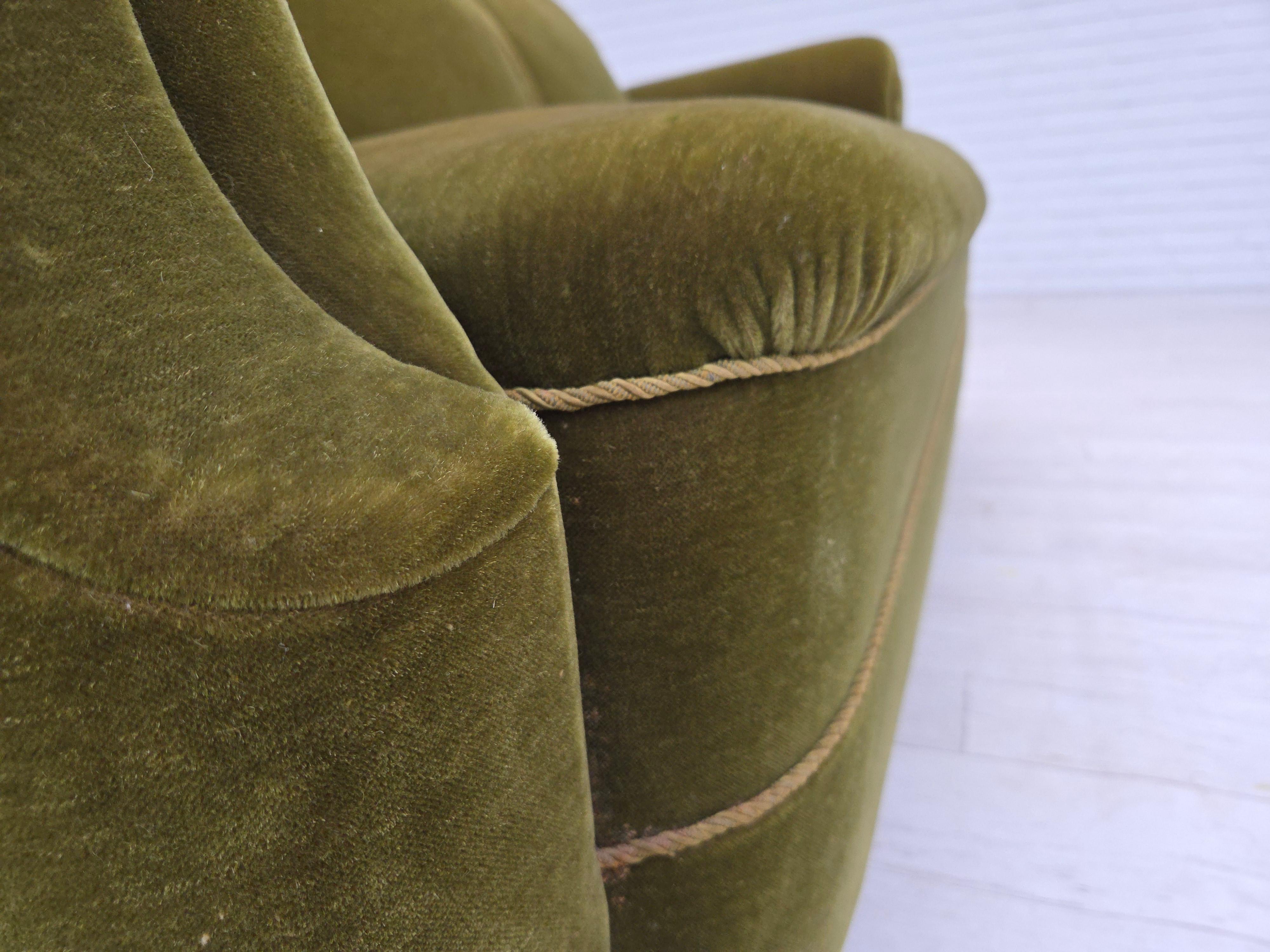 Anni '60, divano danese a 3 posti, velluto verde da arredamento, gambe in legno di faggio. in vendita 4
