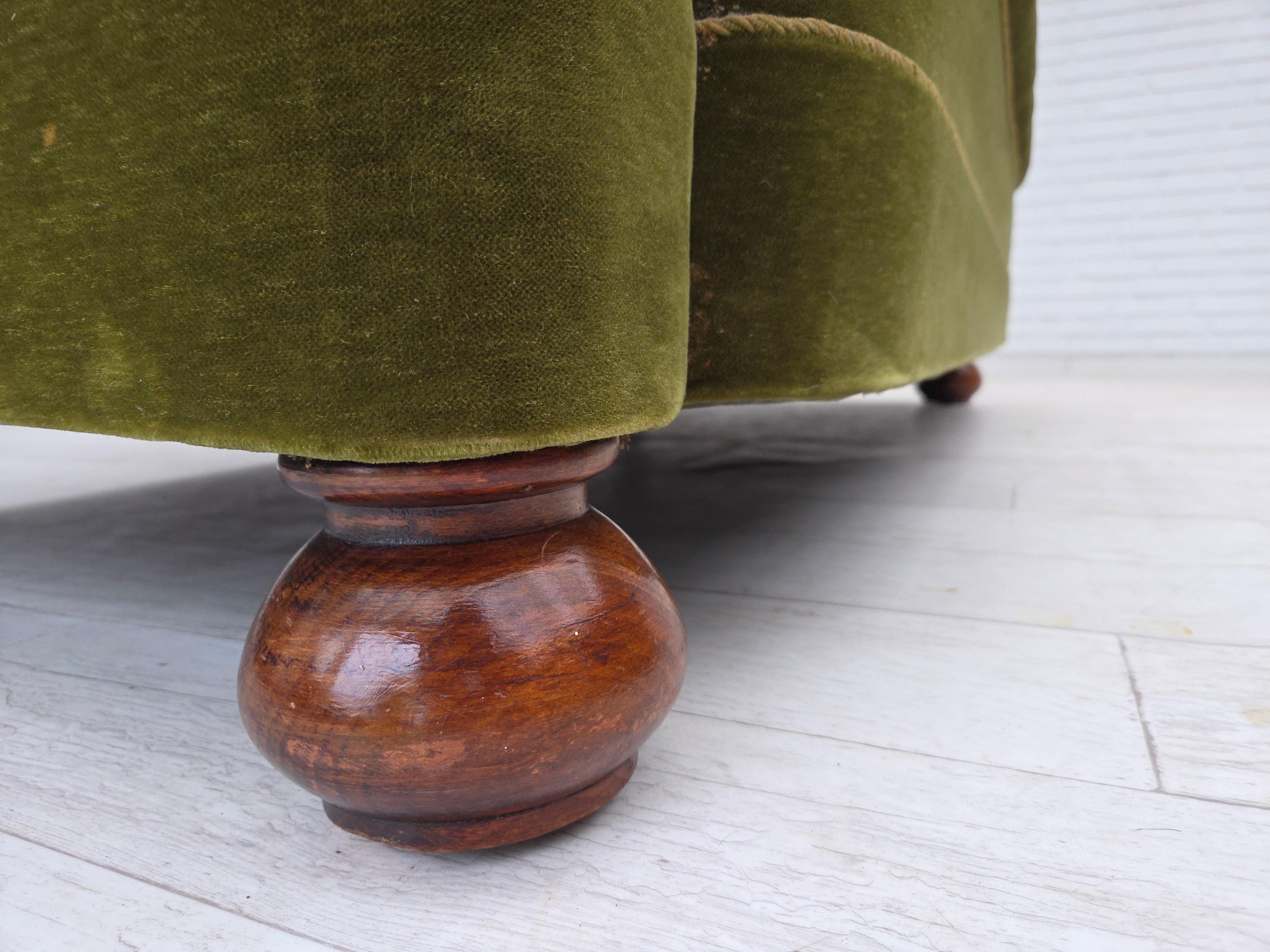 Anni '60, divano danese a 3 posti, velluto verde da arredamento, gambe in legno di faggio. in vendita 5