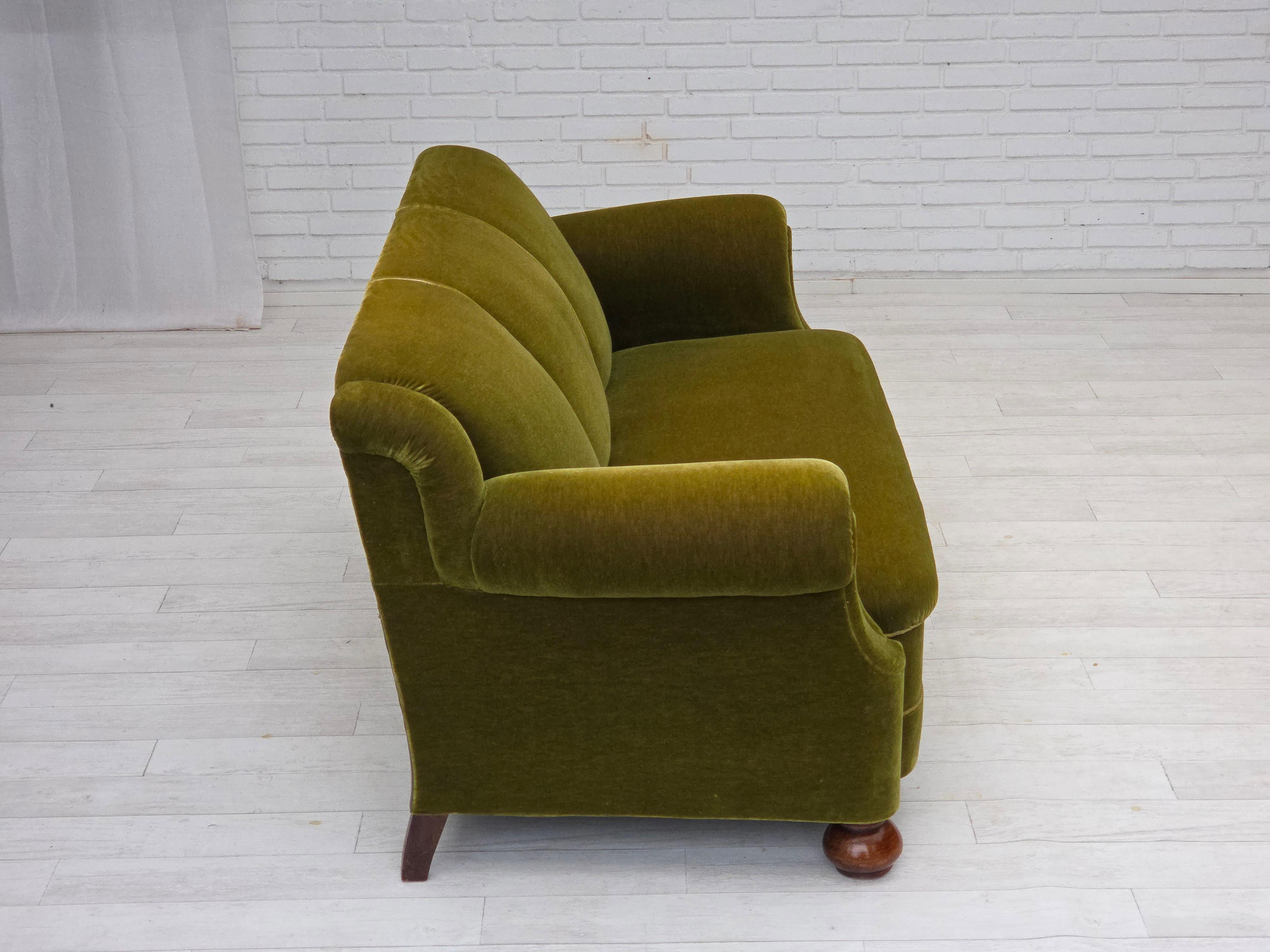 Anni '60, divano danese a 3 posti, velluto verde da arredamento, gambe in legno di faggio. in vendita 6