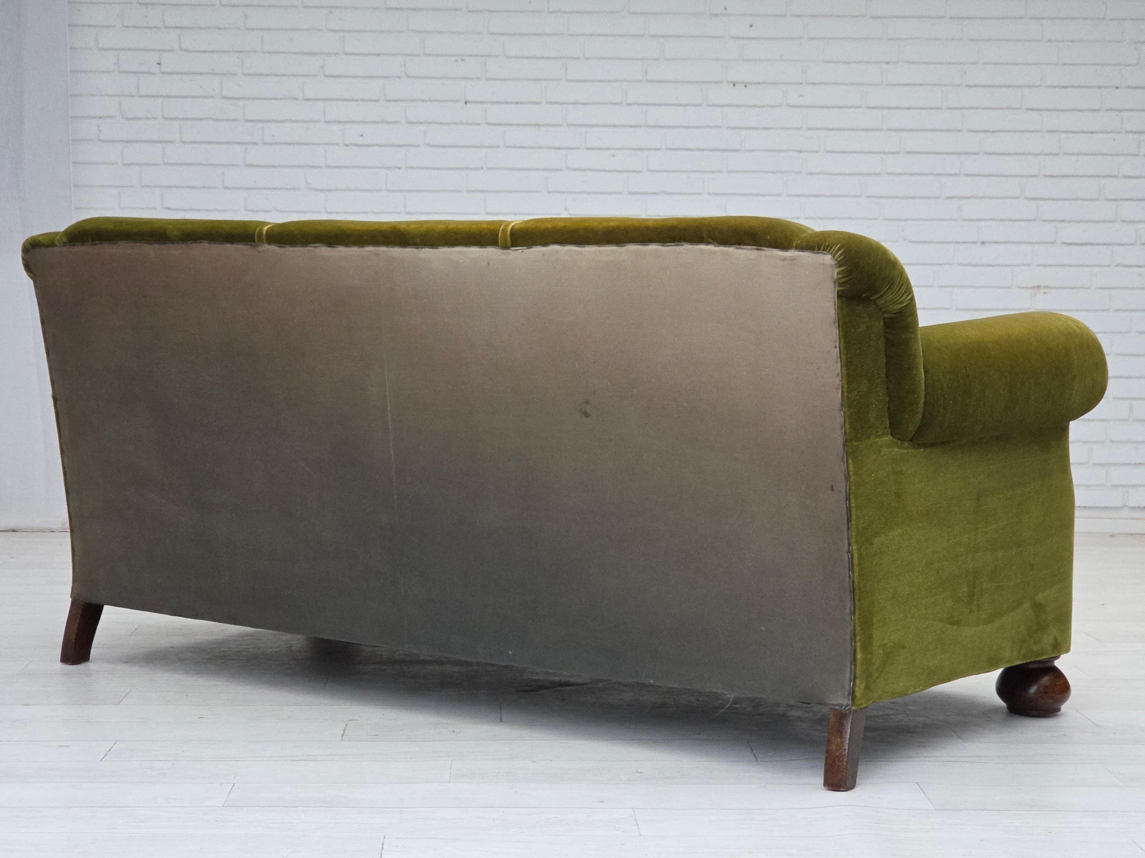 Anni '60, divano danese a 3 posti, velluto verde da arredamento, gambe in legno di faggio. in vendita 7