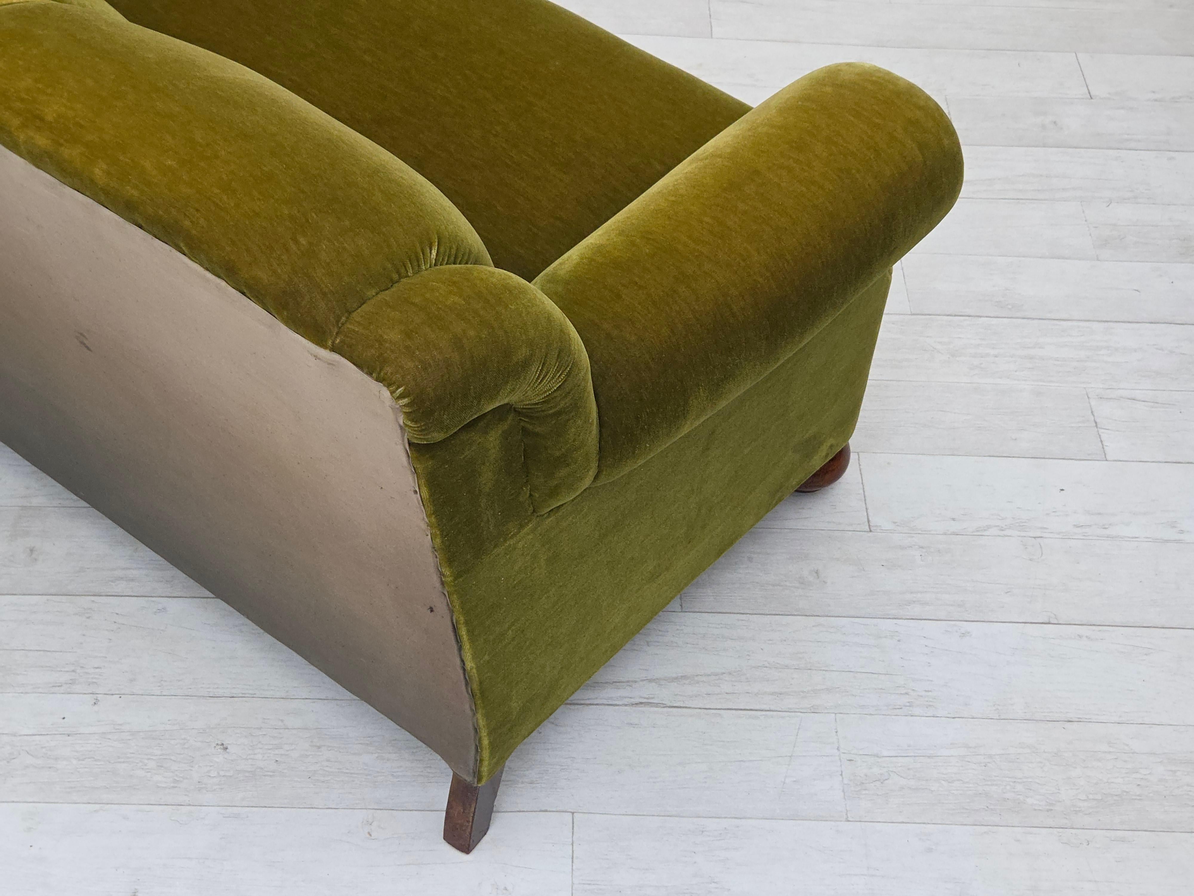 Anni '60, divano danese a 3 posti, velluto verde da arredamento, gambe in legno di faggio. in vendita 8