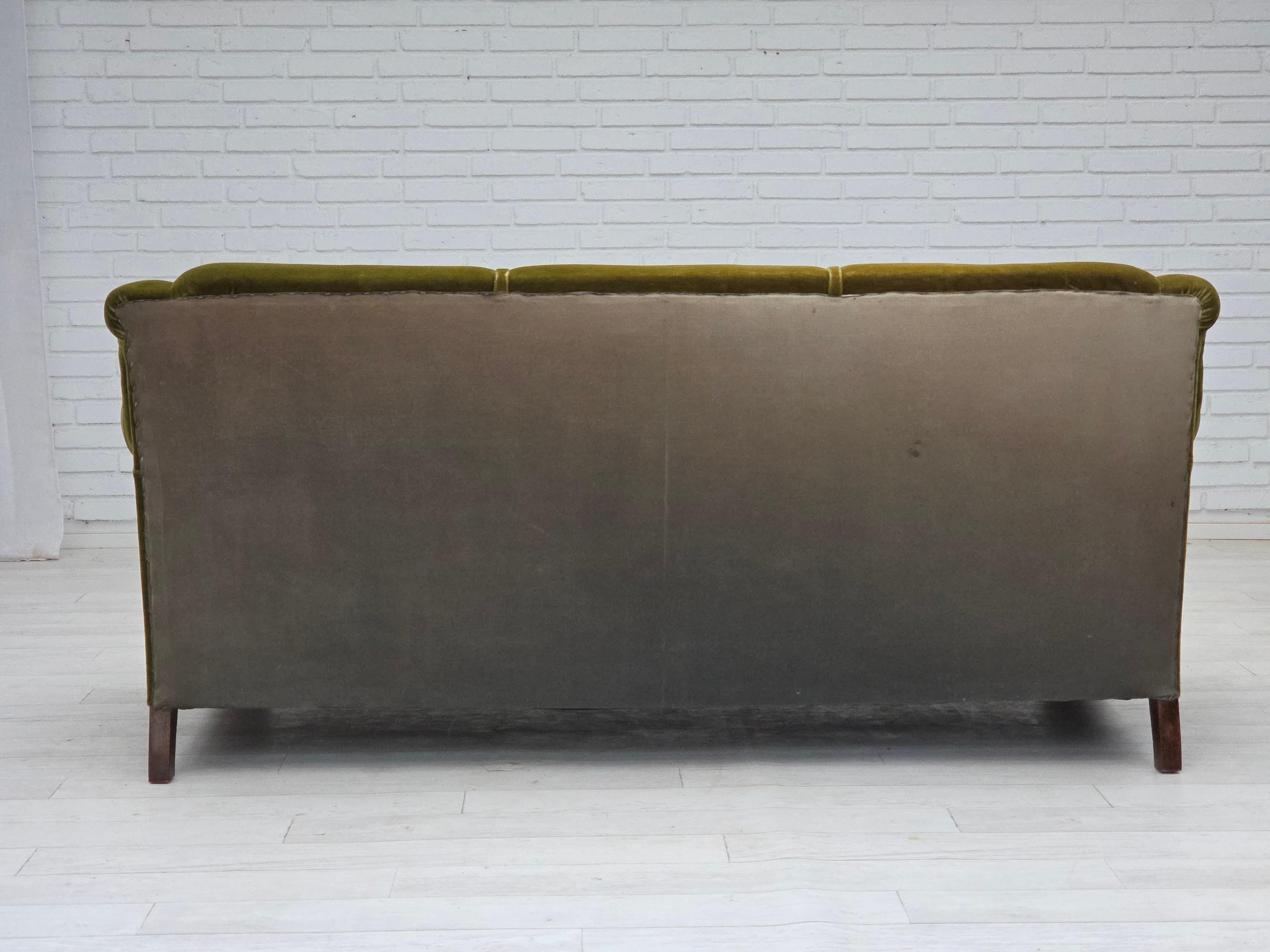 Anni '60, divano danese a 3 posti, velluto verde da arredamento, gambe in legno di faggio. in vendita 9