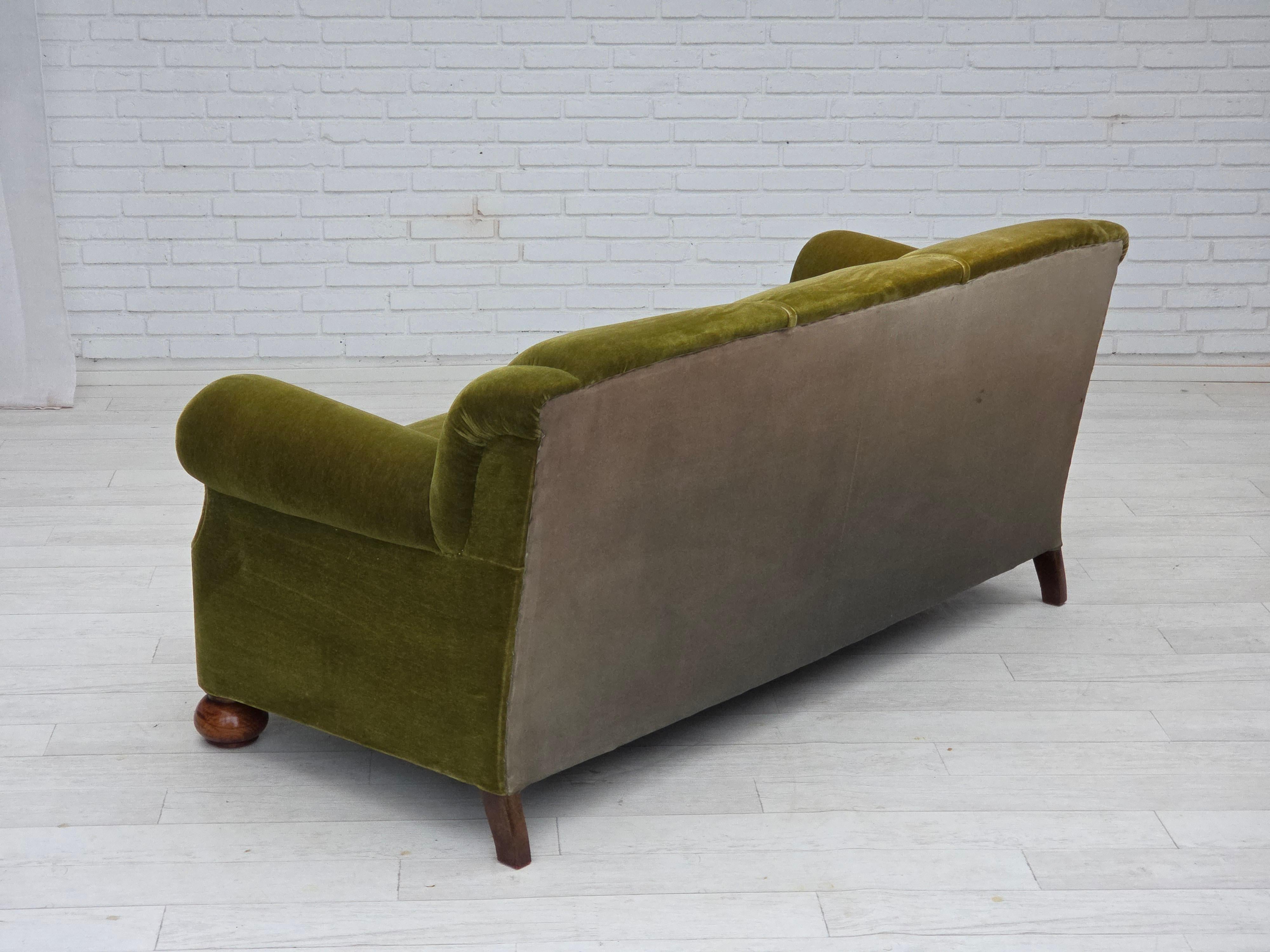 Anni '60, divano danese a 3 posti, velluto verde da arredamento, gambe in legno di faggio. in vendita 10