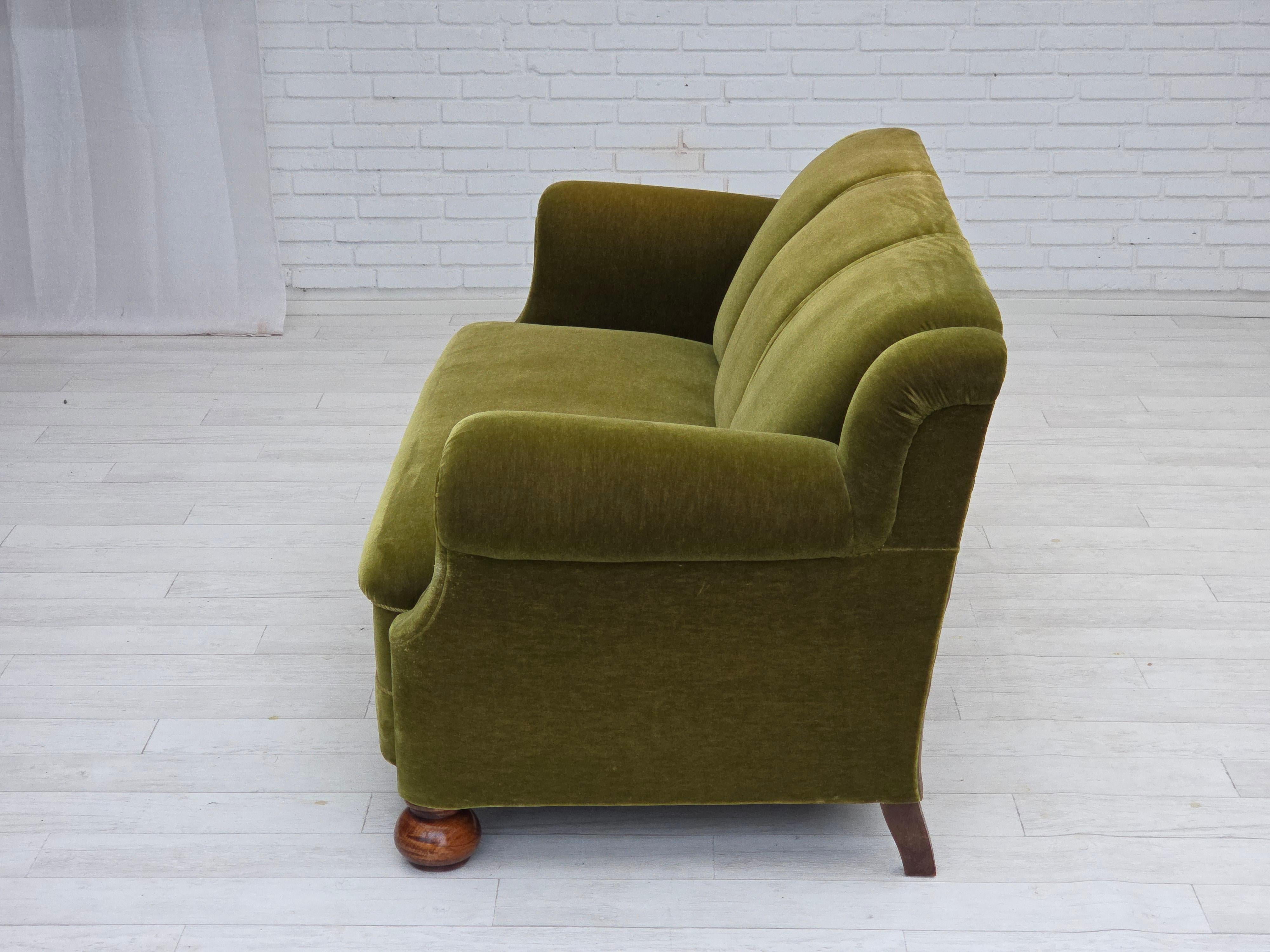 Anni '60, divano danese a 3 posti, velluto verde da arredamento, gambe in legno di faggio. in vendita 11