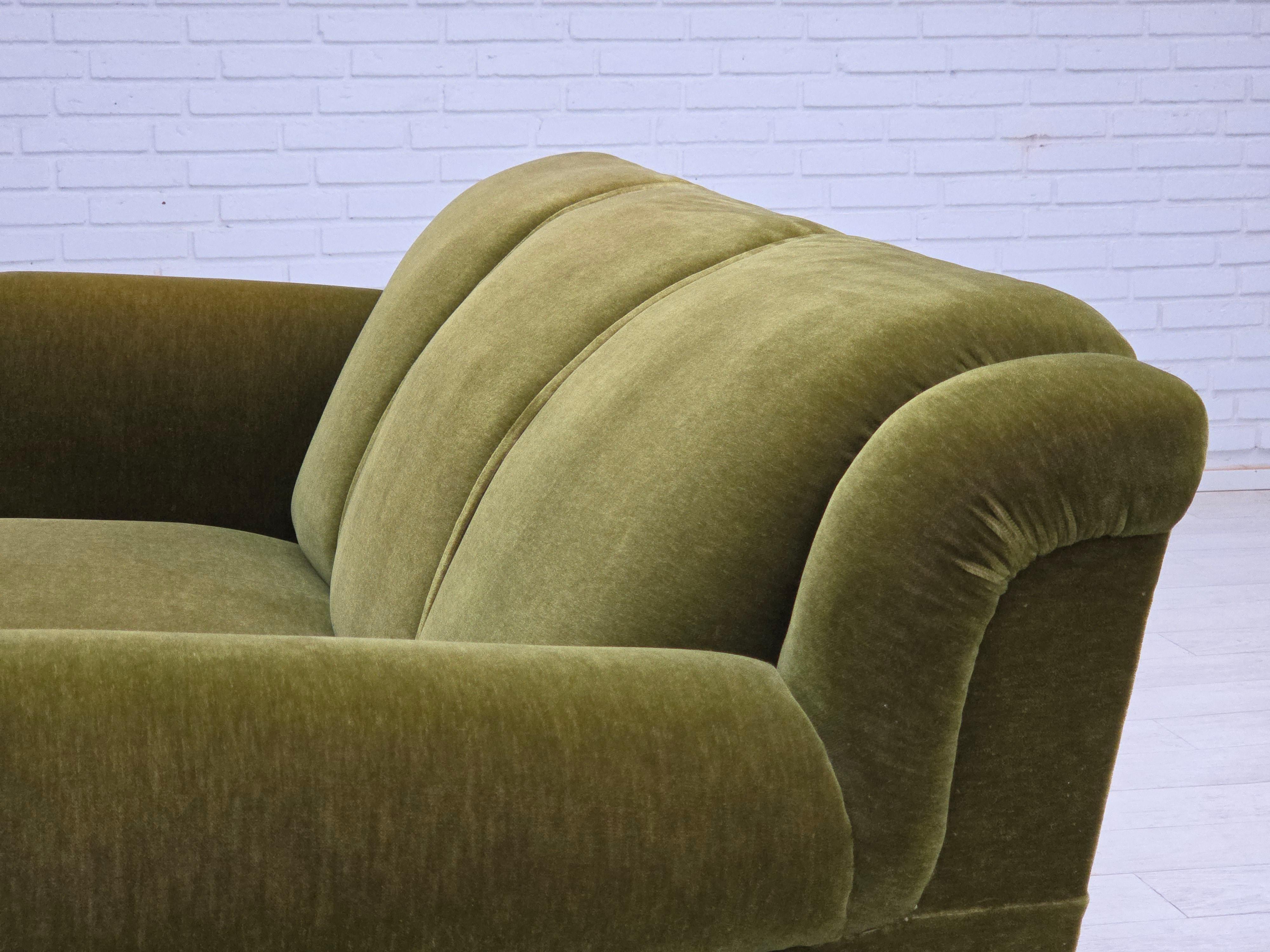 Anni '60, divano danese a 3 posti, velluto verde da arredamento, gambe in legno di faggio. in vendita 12