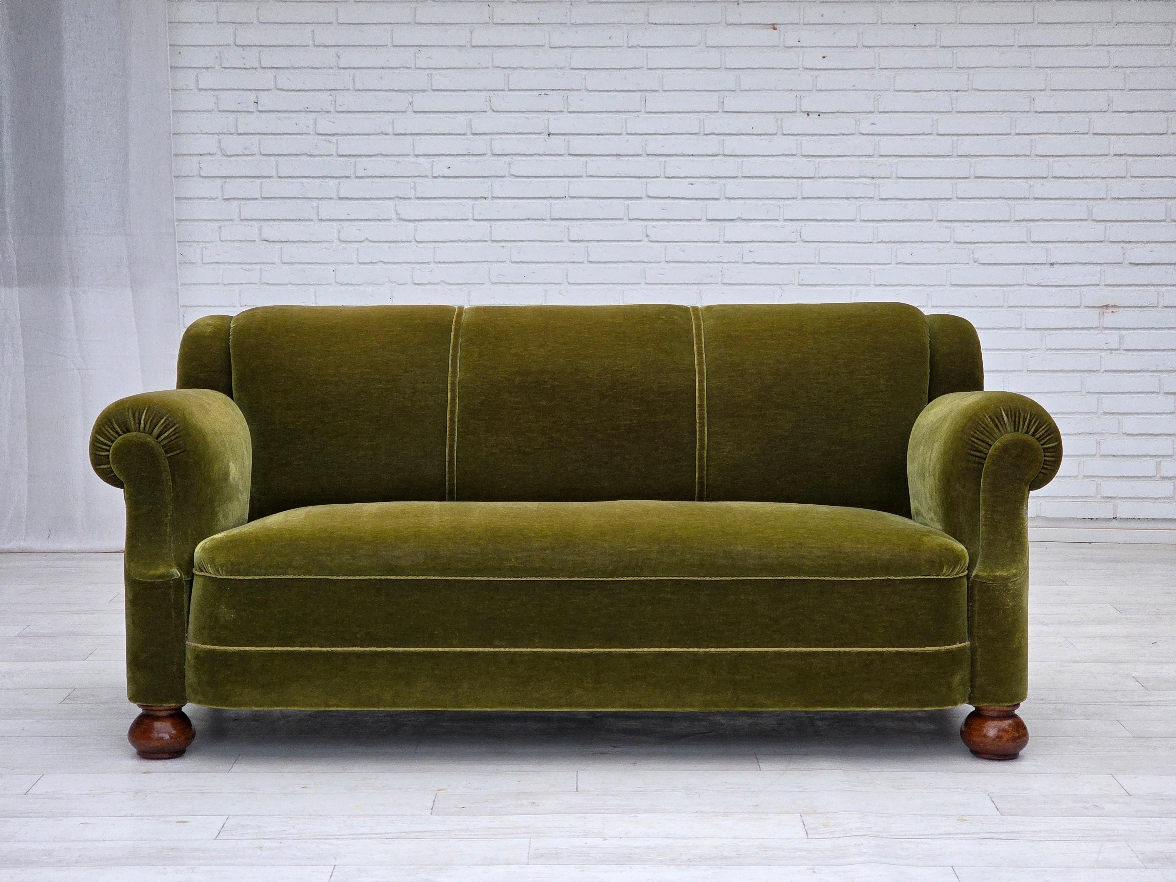 Divano danese a 3 posti degli anni '60. Velluto verde originale, gambe in legno di faggio, molle in ottone nella seduta. Condizioni originali buone: nessun odore, nessuna macchia e struttura stabile. Prodotto da un produttore di mobili danese negli