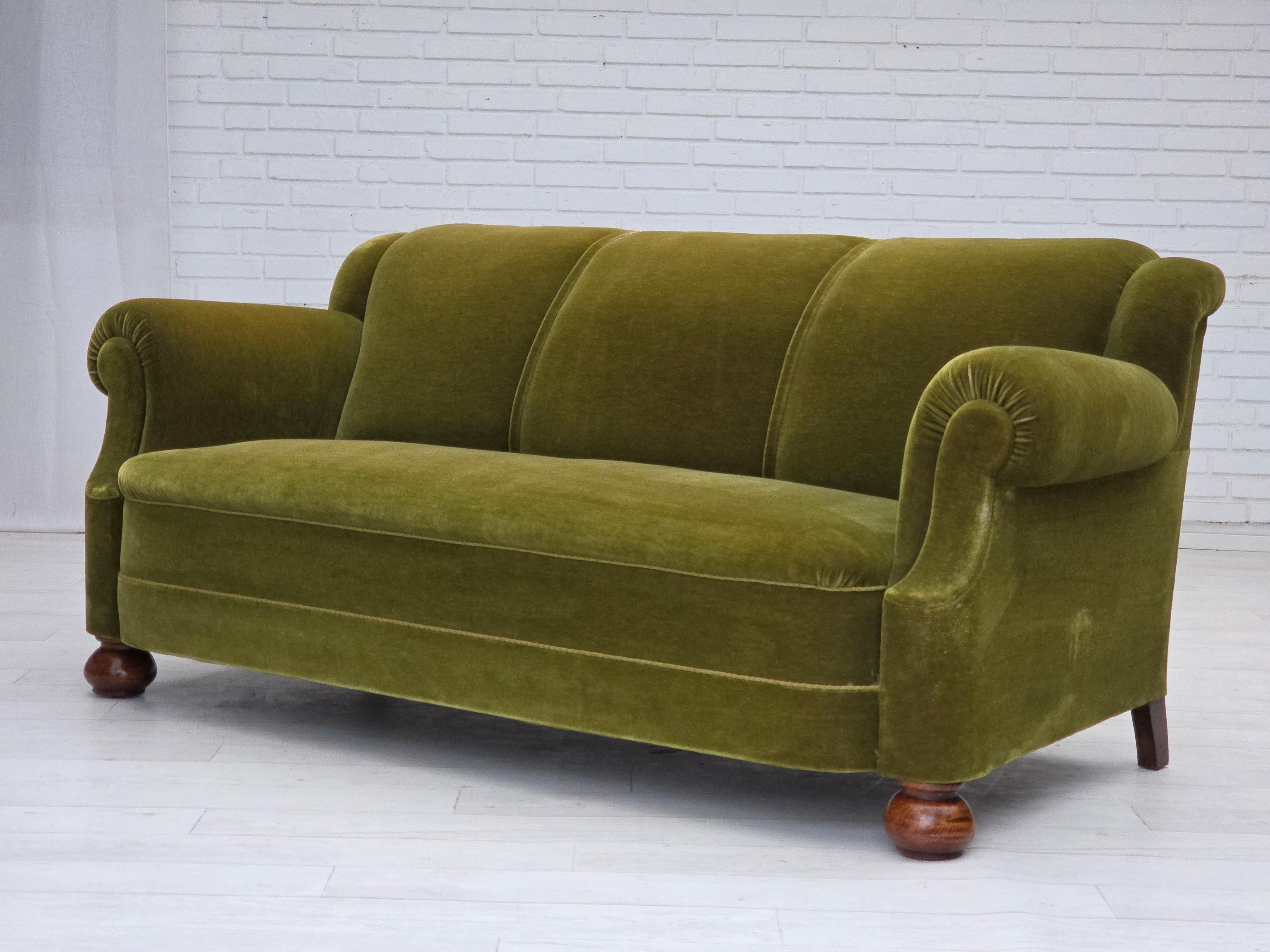 Anni '60, divano danese a 3 posti, velluto verde da arredamento, gambe in legno di faggio. in vendita 13