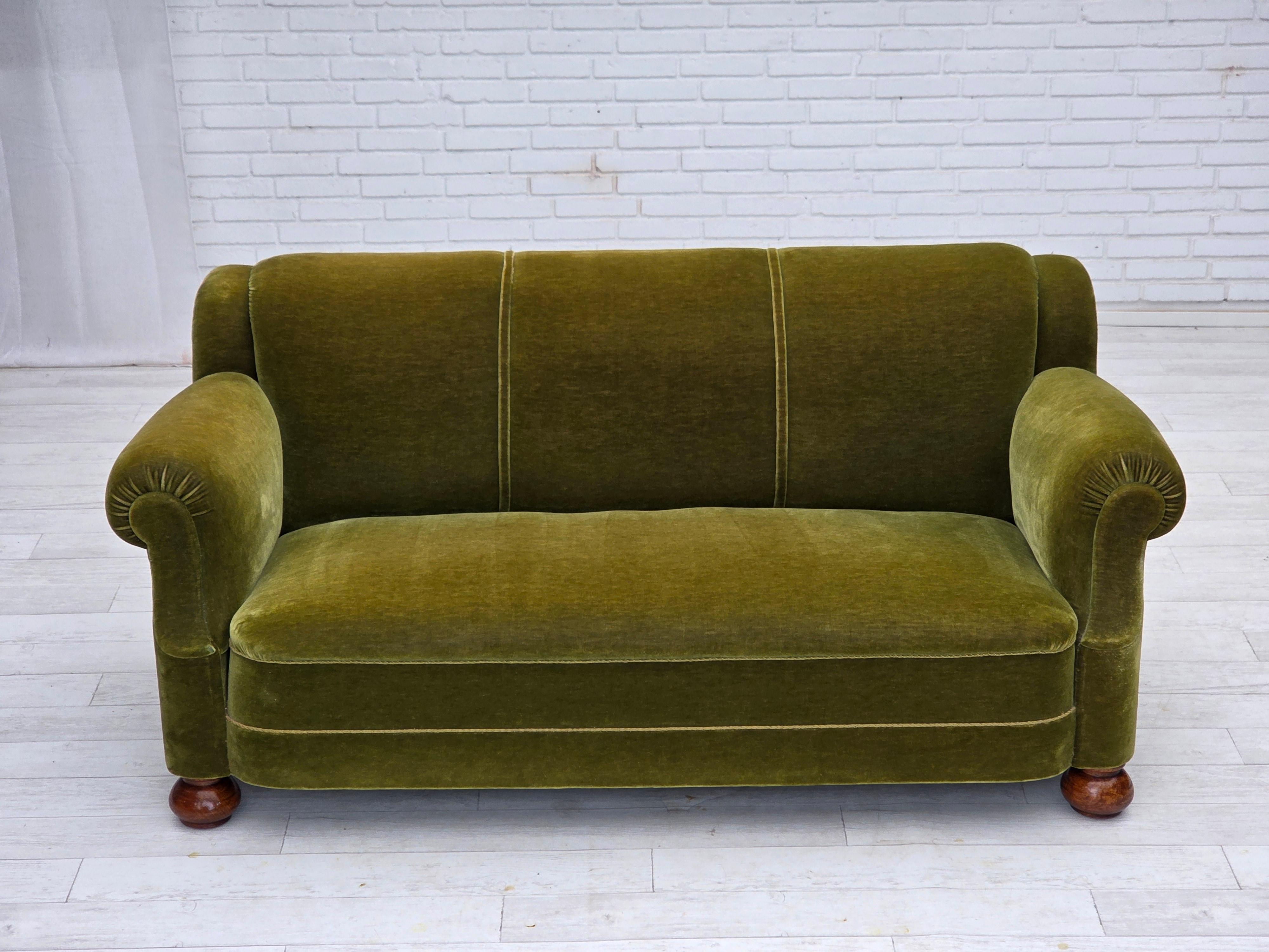 Scandinavo moderno Anni '60, divano danese a 3 posti, velluto verde da arredamento, gambe in legno di faggio. in vendita