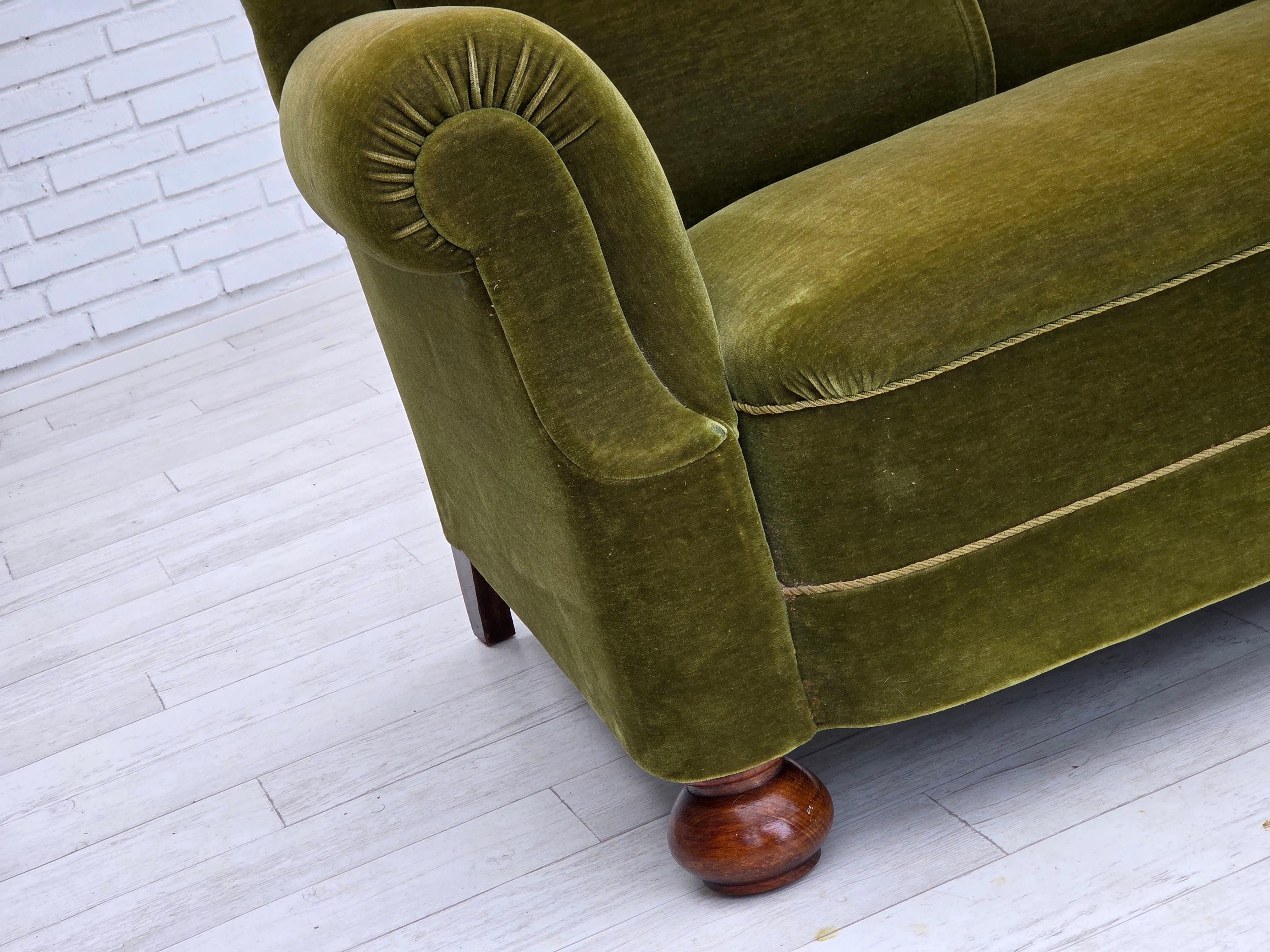 Danese Anni '60, divano danese a 3 posti, velluto verde da arredamento, gambe in legno di faggio. in vendita