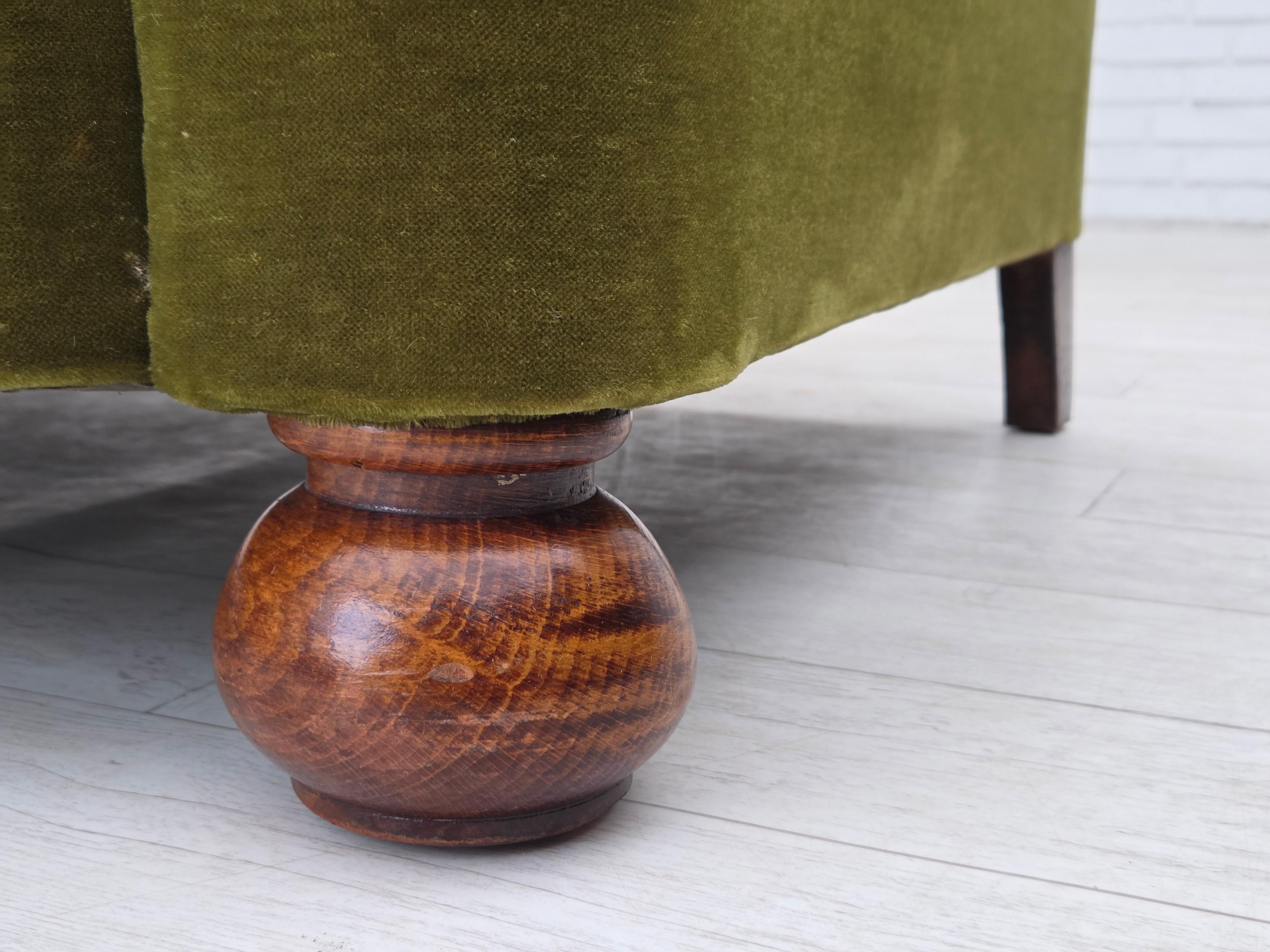 Anni '60, divano danese a 3 posti, velluto verde da arredamento, gambe in legno di faggio. In condizioni buone in vendita a Tarm, 82