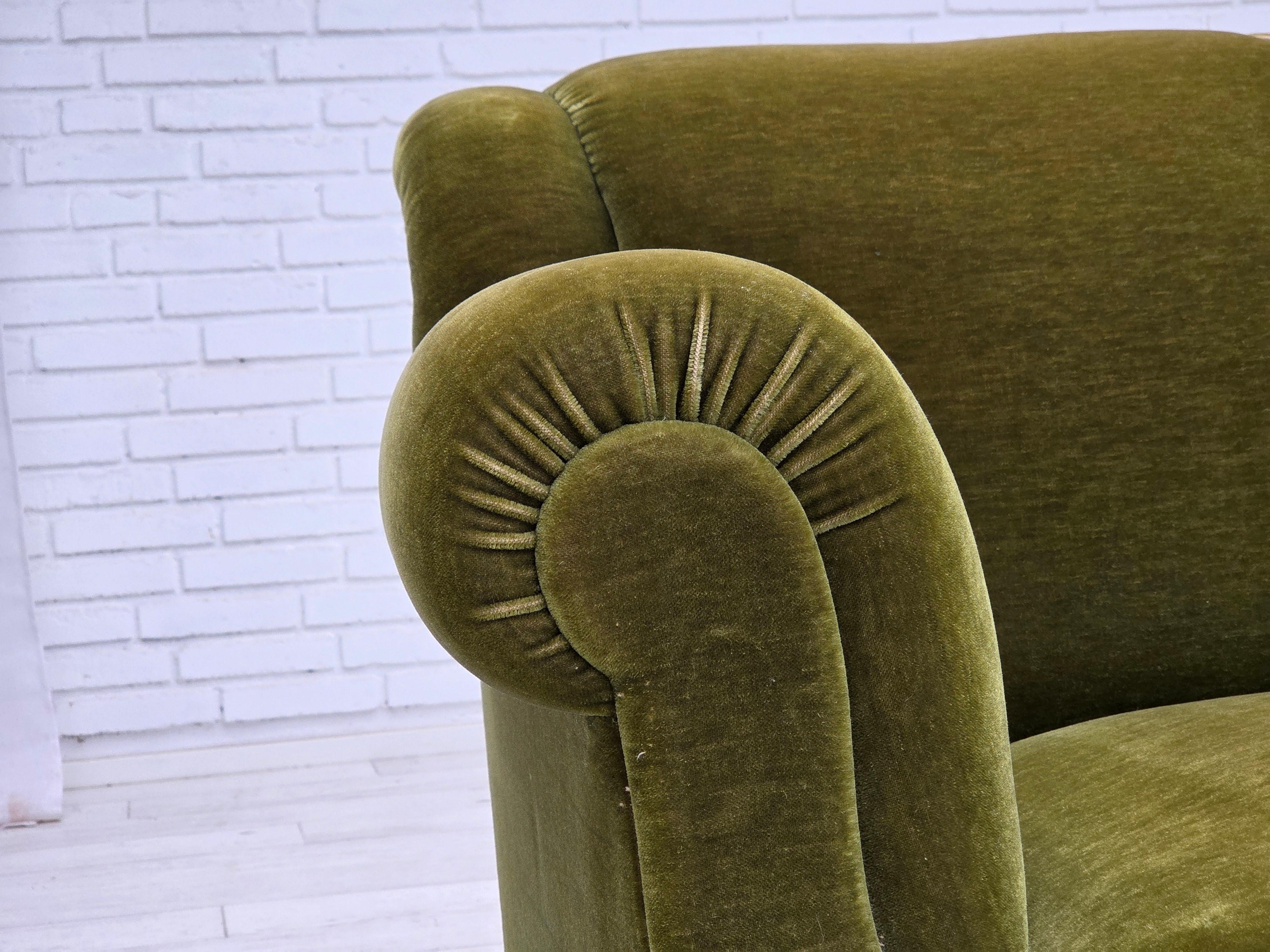 Metà XX secolo Anni '60, divano danese a 3 posti, velluto verde da arredamento, gambe in legno di faggio. in vendita