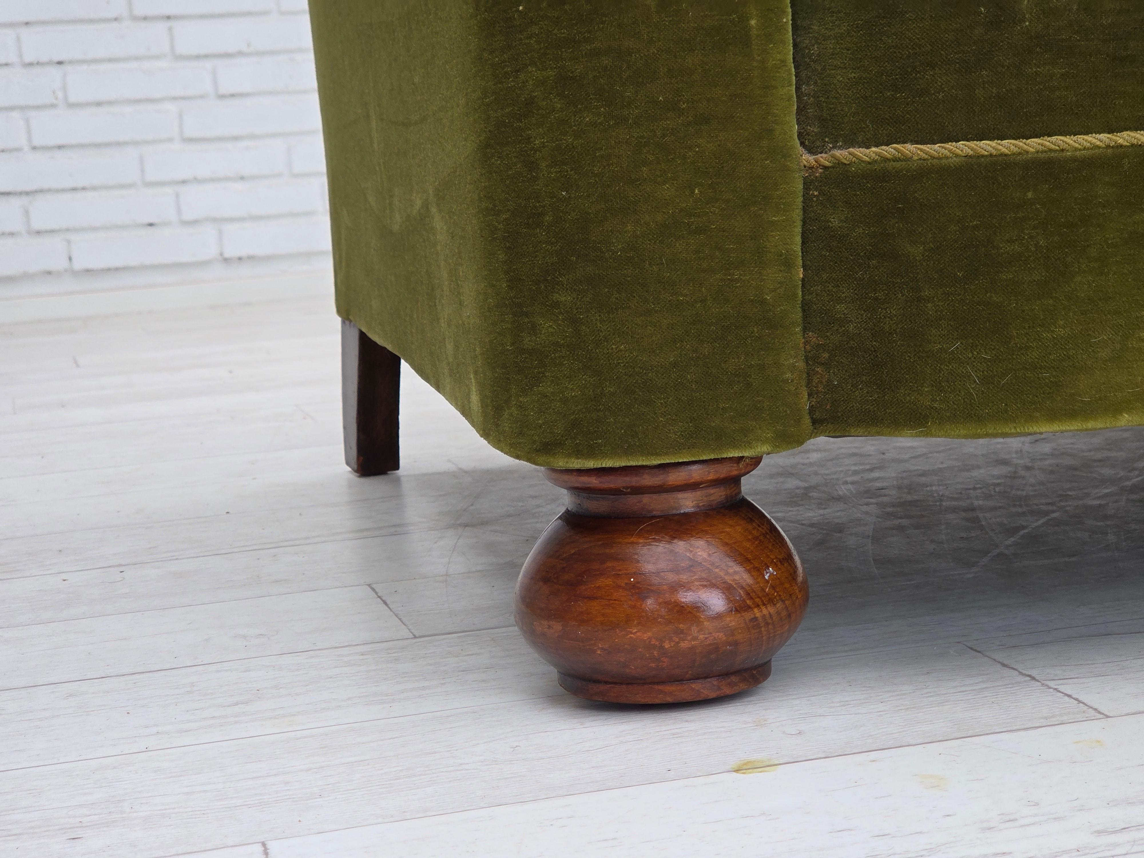 Velluto Anni '60, divano danese a 3 posti, velluto verde da arredamento, gambe in legno di faggio. in vendita