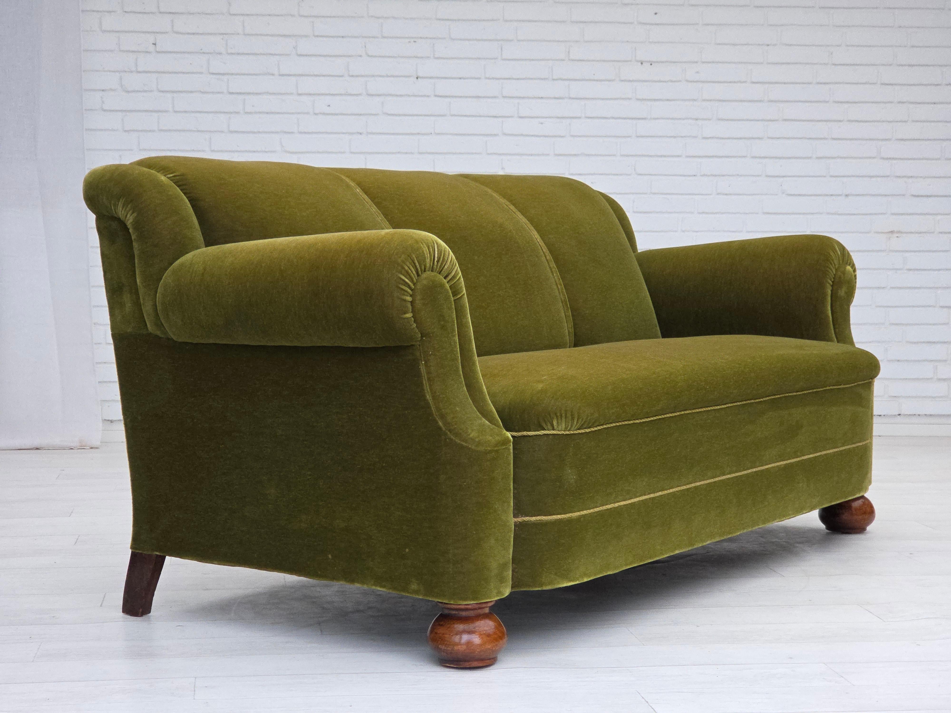 Anni '60, divano danese a 3 posti, velluto verde da arredamento, gambe in legno di faggio. in vendita 1