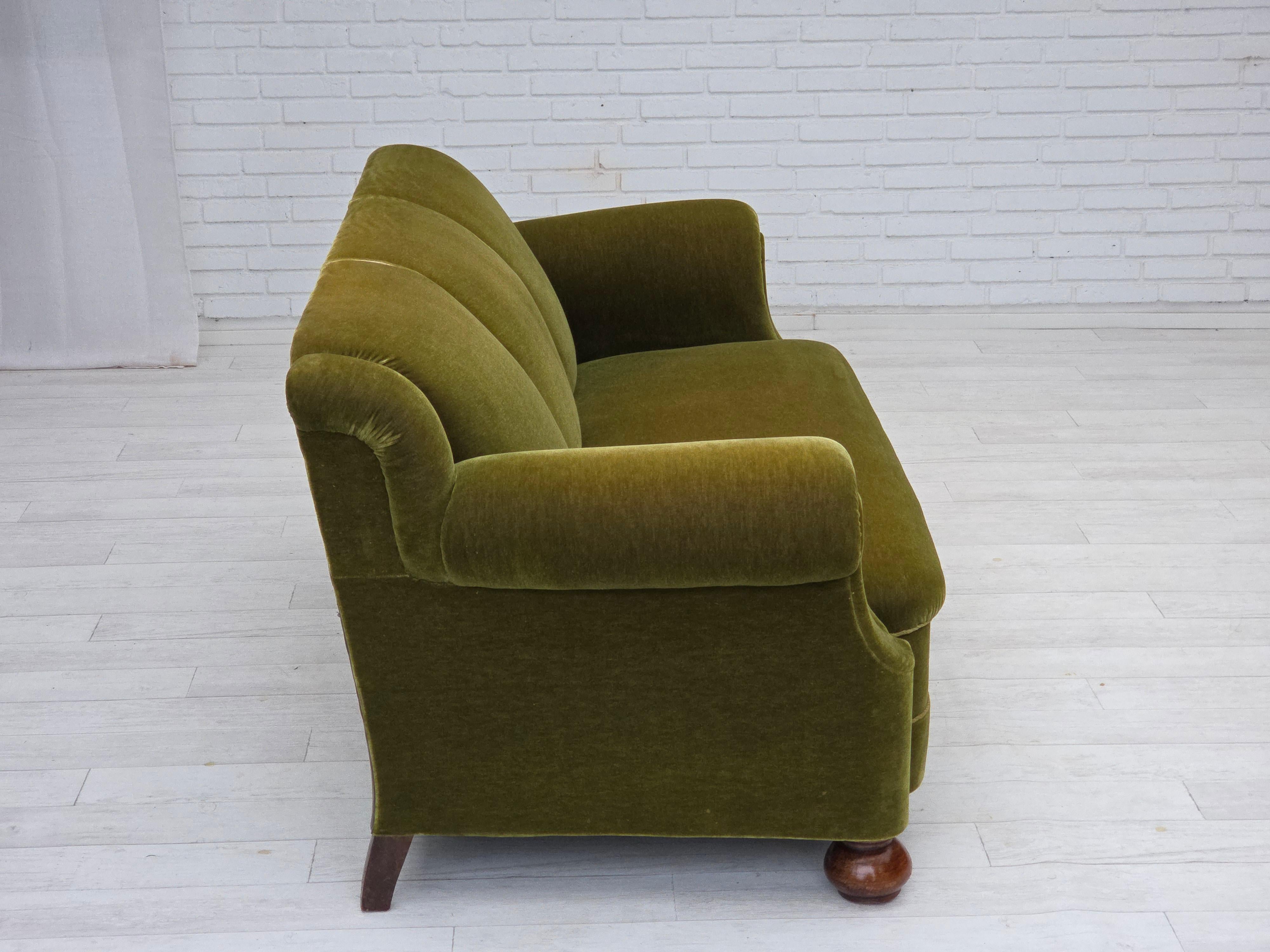 Anni '60, divano danese a 3 posti, velluto verde da arredamento, gambe in legno di faggio. in vendita 2