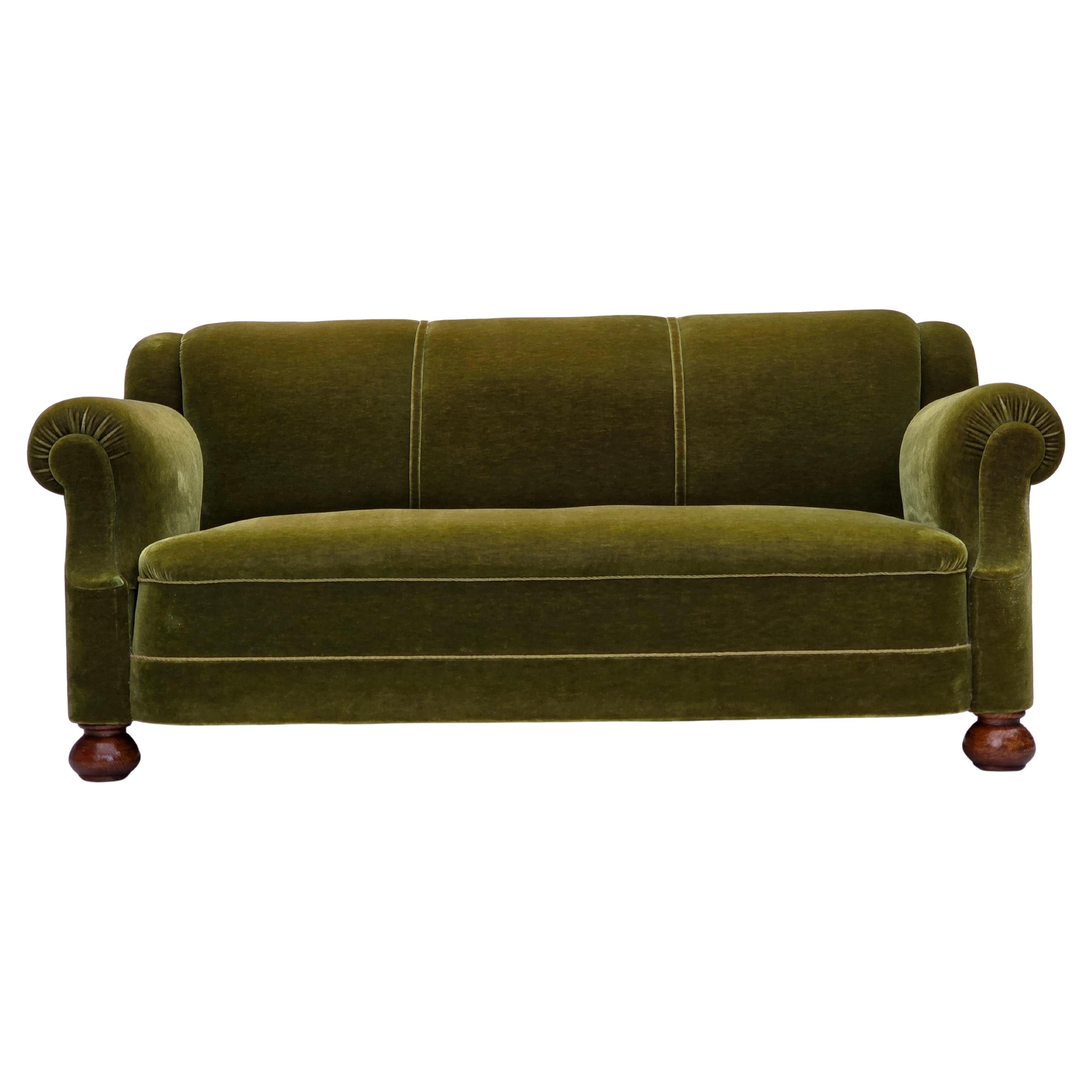 Anni '60, divano danese a 3 posti, velluto verde da arredamento, gambe in legno di faggio. in vendita