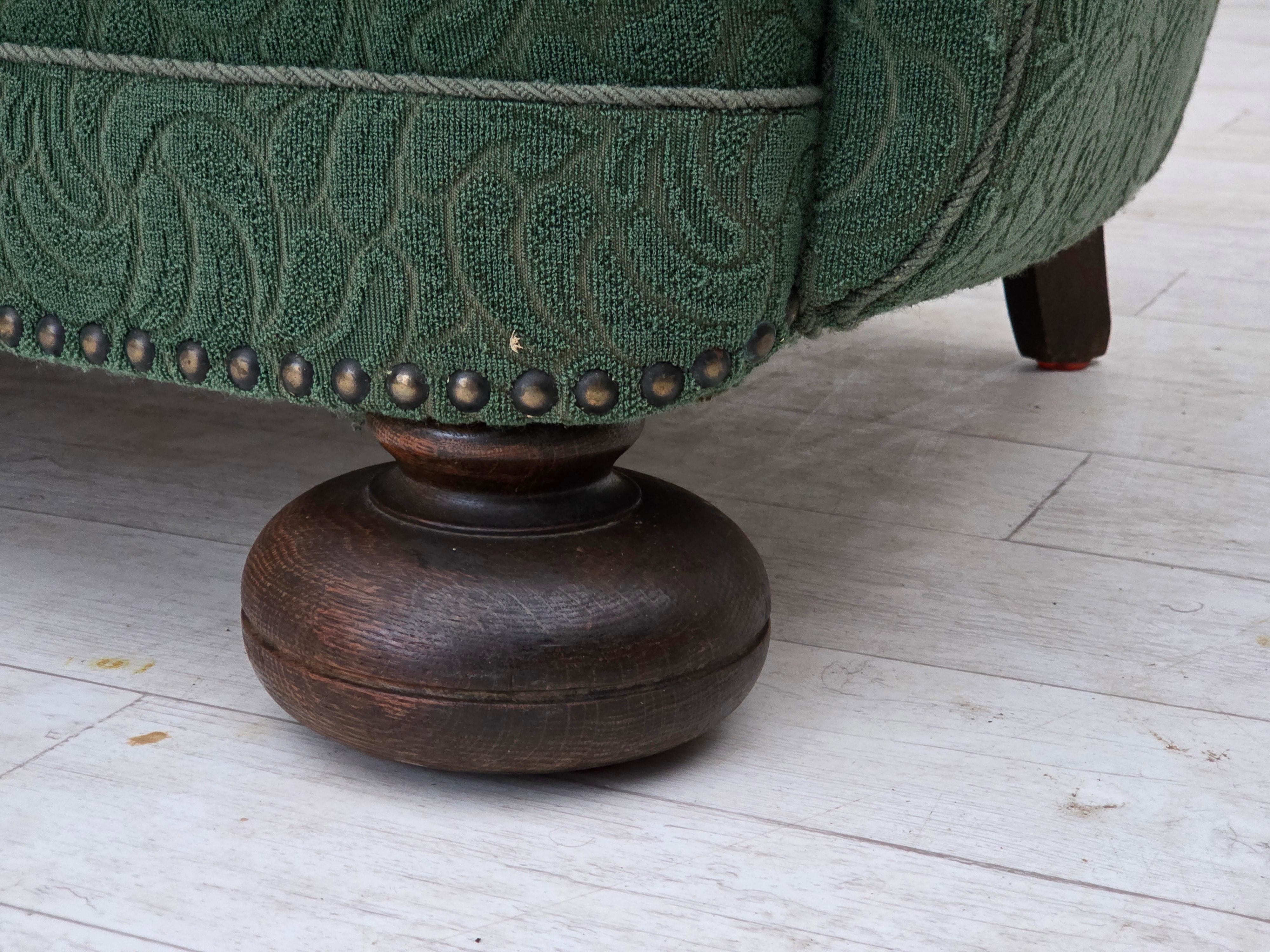 Años 60, sofá danés de 3 plazas, muebles de lana verde, madera de roble. mediados del siglo XX en venta