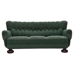 1960er Jahre, Dänisches 3-Sitzer-Sofa, grüne Möbelwolle, Eichenholz.