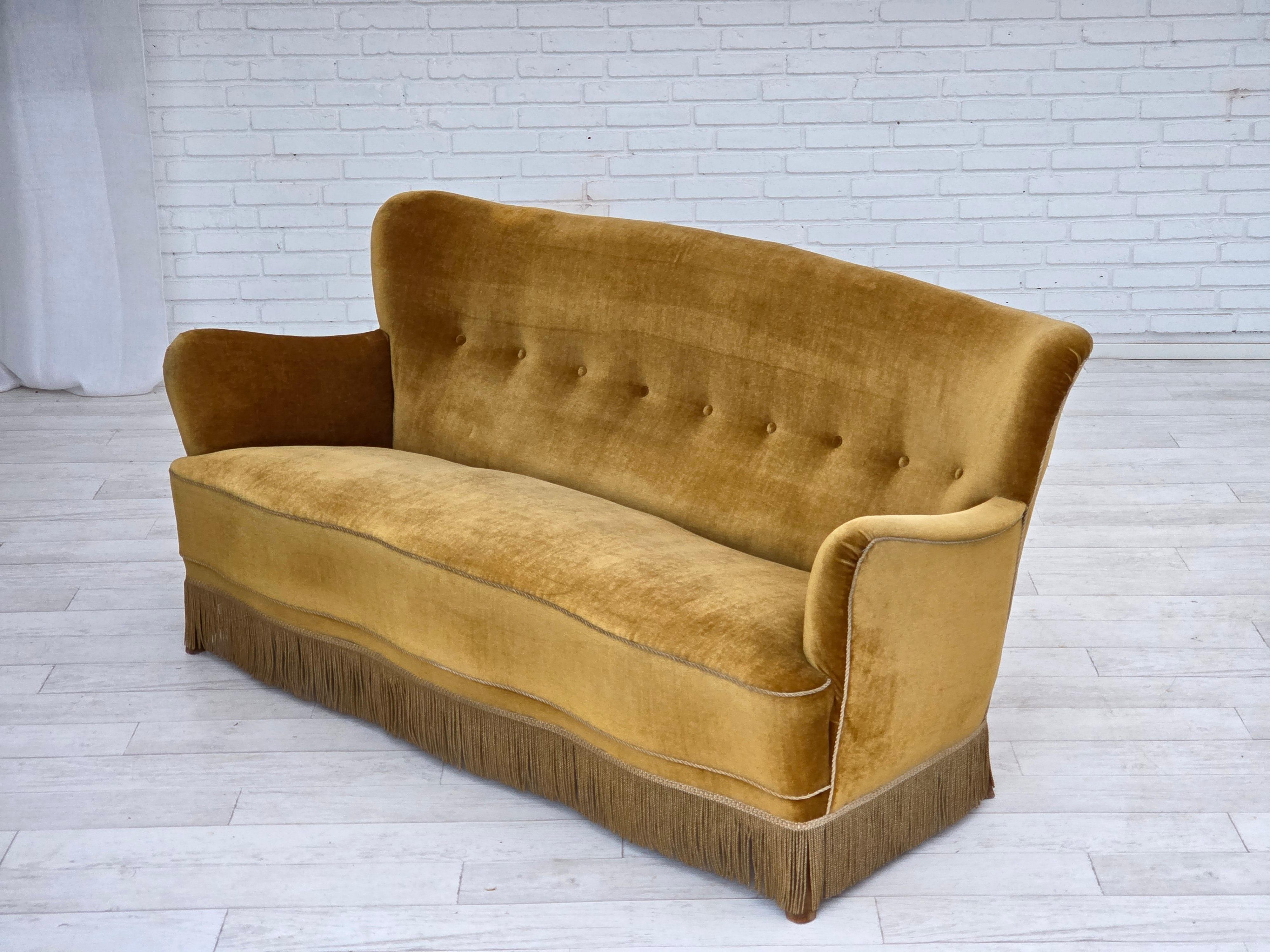 Années 1960, canapé 3 places de marque Woodeche, velours d'ameublement jaune miel, bois de hêtre. en vente 3