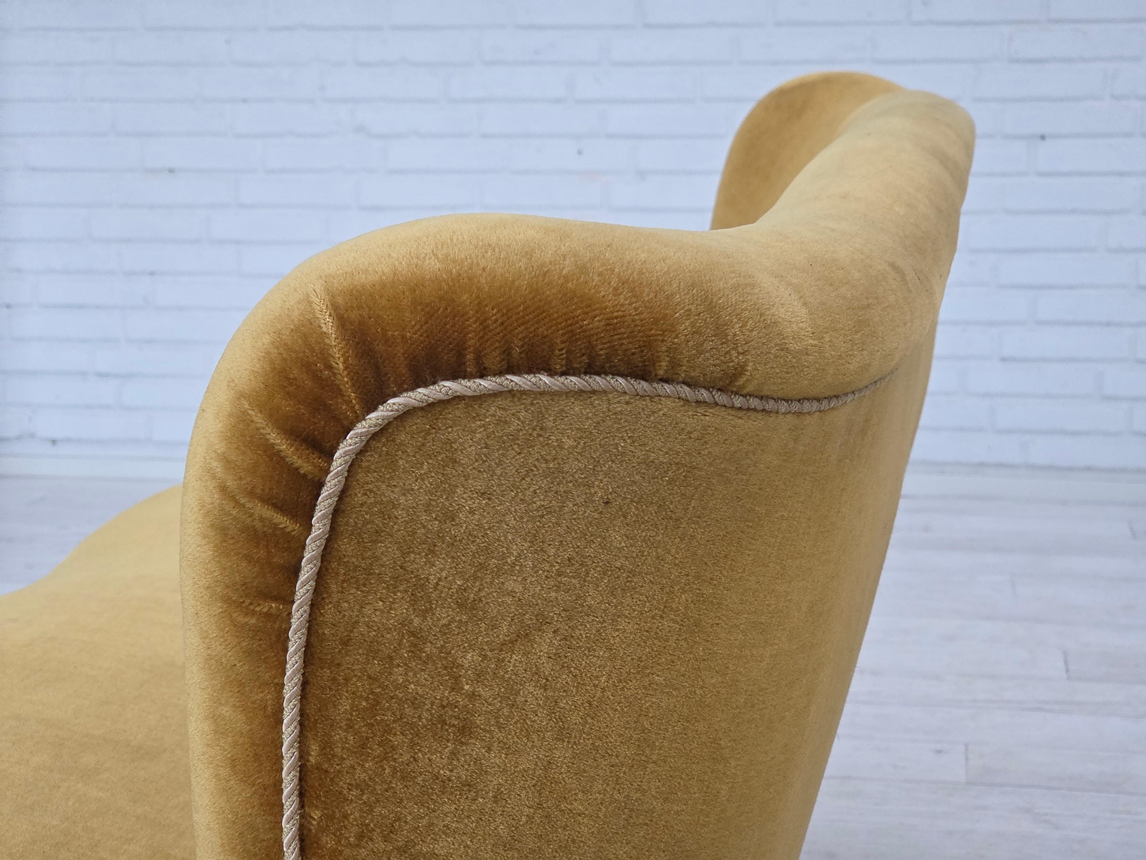 Années 1960, canapé 3 places de marque Woodeche, velours d'ameublement jaune miel, bois de hêtre. en vente 9